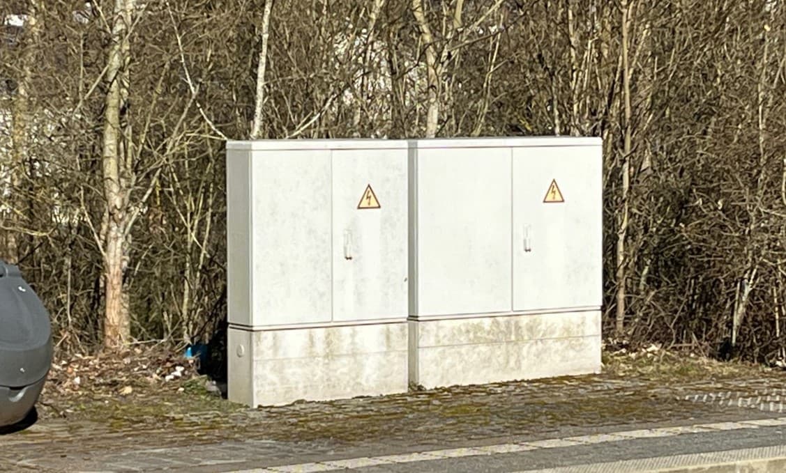 Blick auf graue Stromkästen.