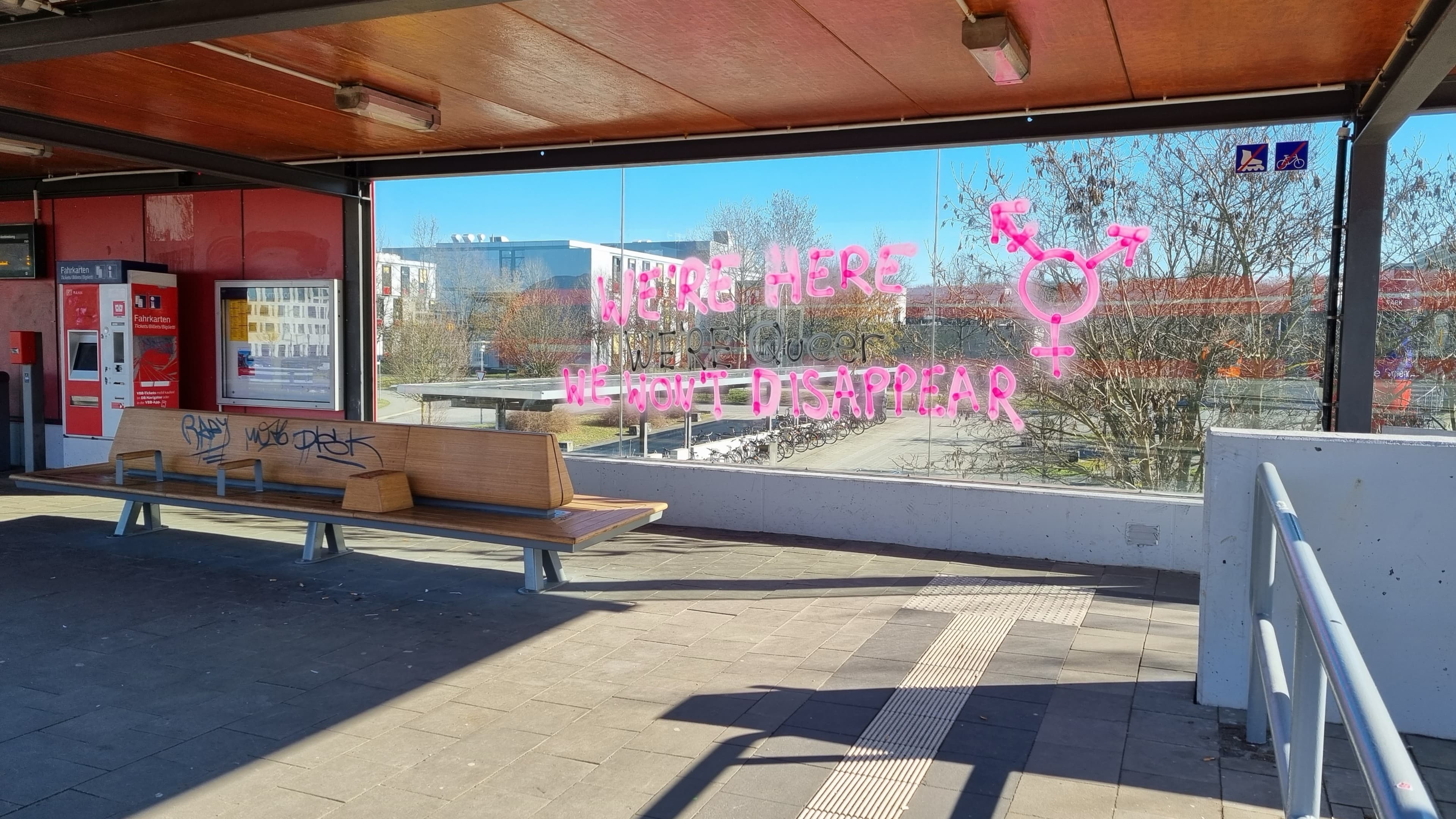 Die Wand hinter dem Fahrkartenautomat war vor dem Umbau undruchsichtig. Die große Scheibe und die Sitzbank sind stark von Graffiti betroffen.