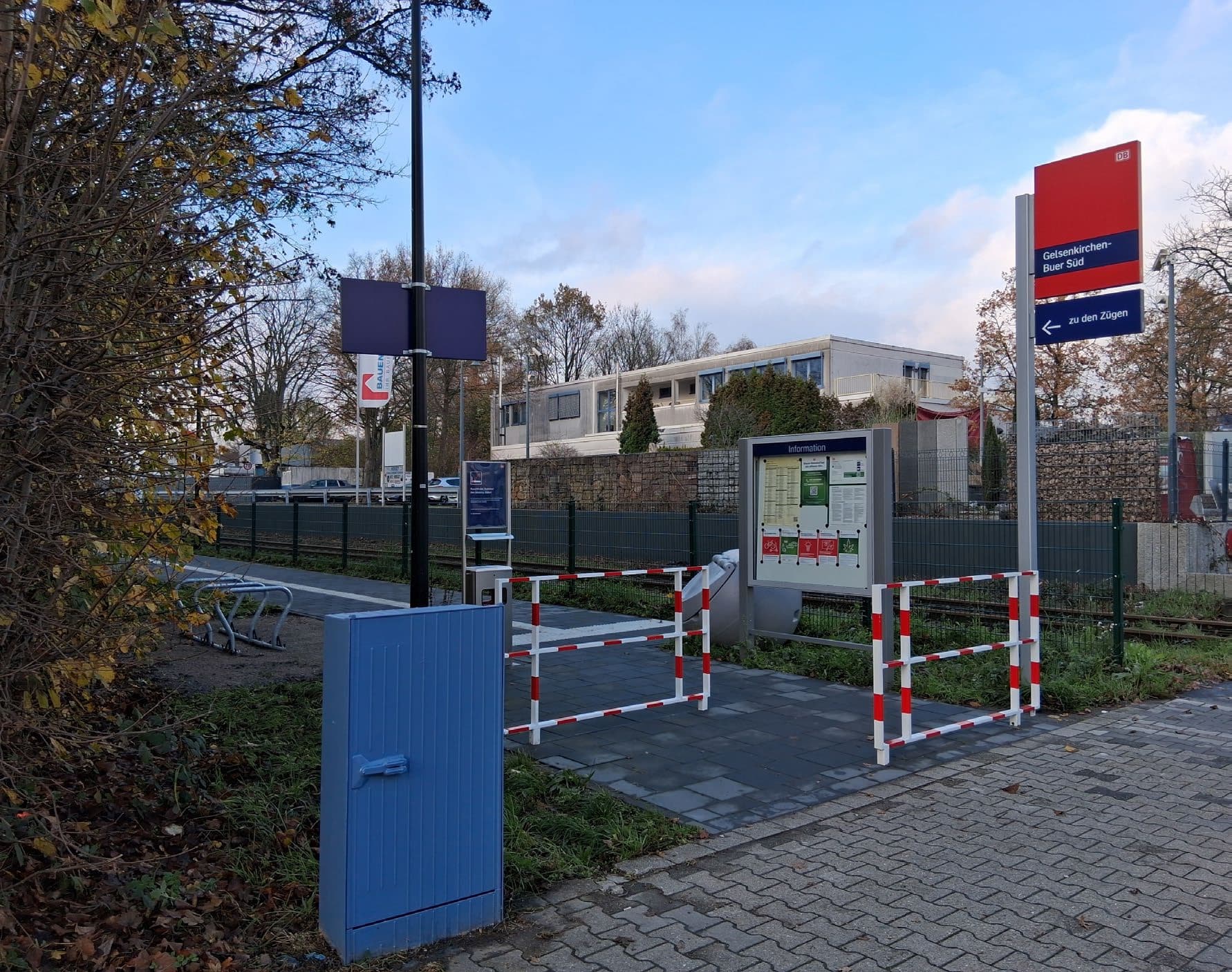 Modernisierter Zugangsbereich mit Vitrine, Taktilem Leitsystem, Fahrradabstellbügel und neu gestalteten Verteilerkästen.