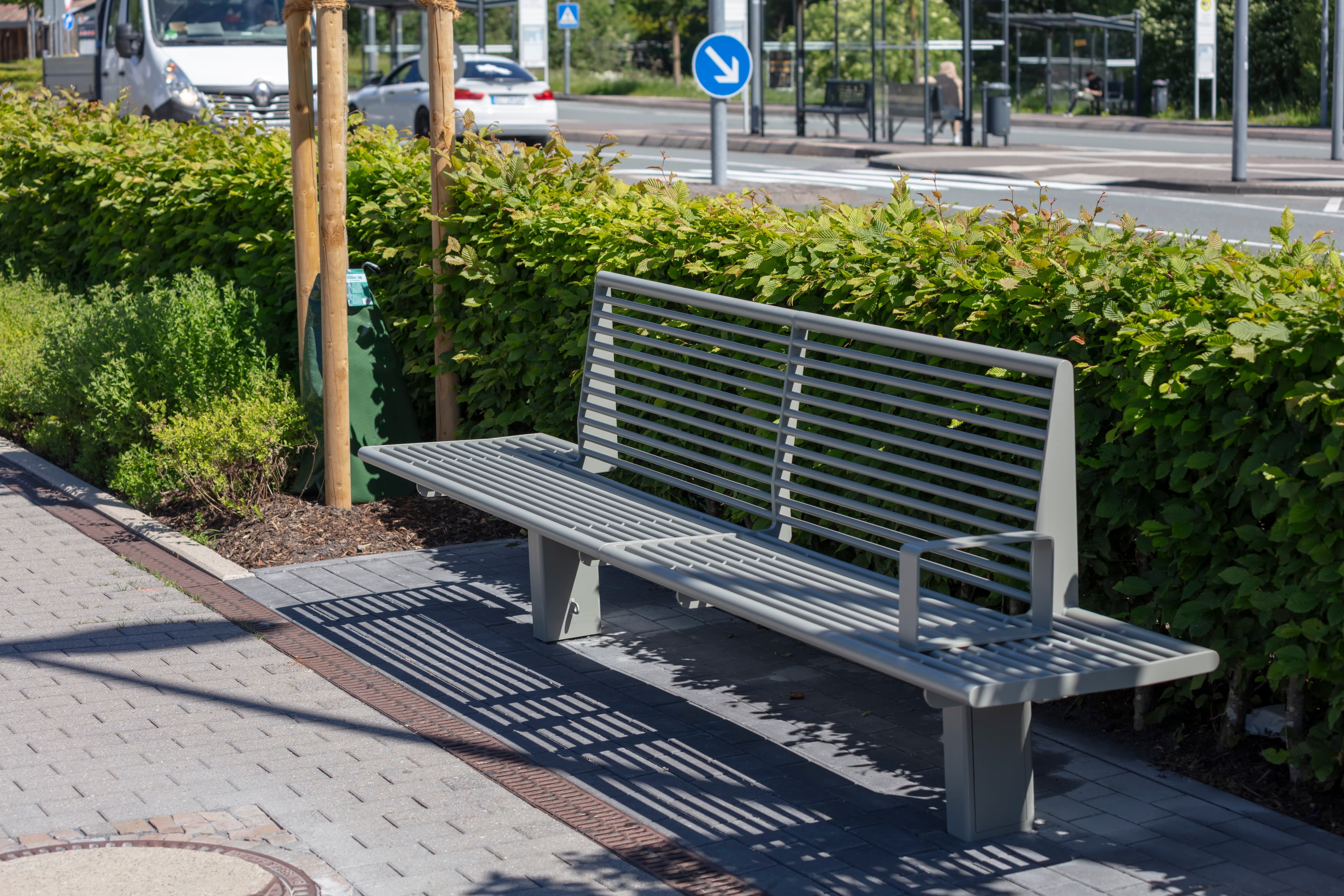 Am Bahnsteig wurden neue Sitzgelegenheiten geschaffen, die den Reisenden zum Verweilen einladen sollen. 
