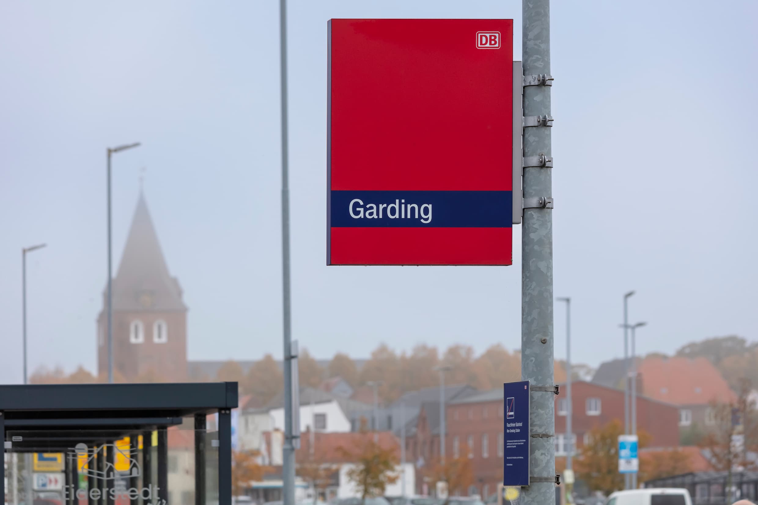 Neues Bahnhofschild am Bahnhof Garding.