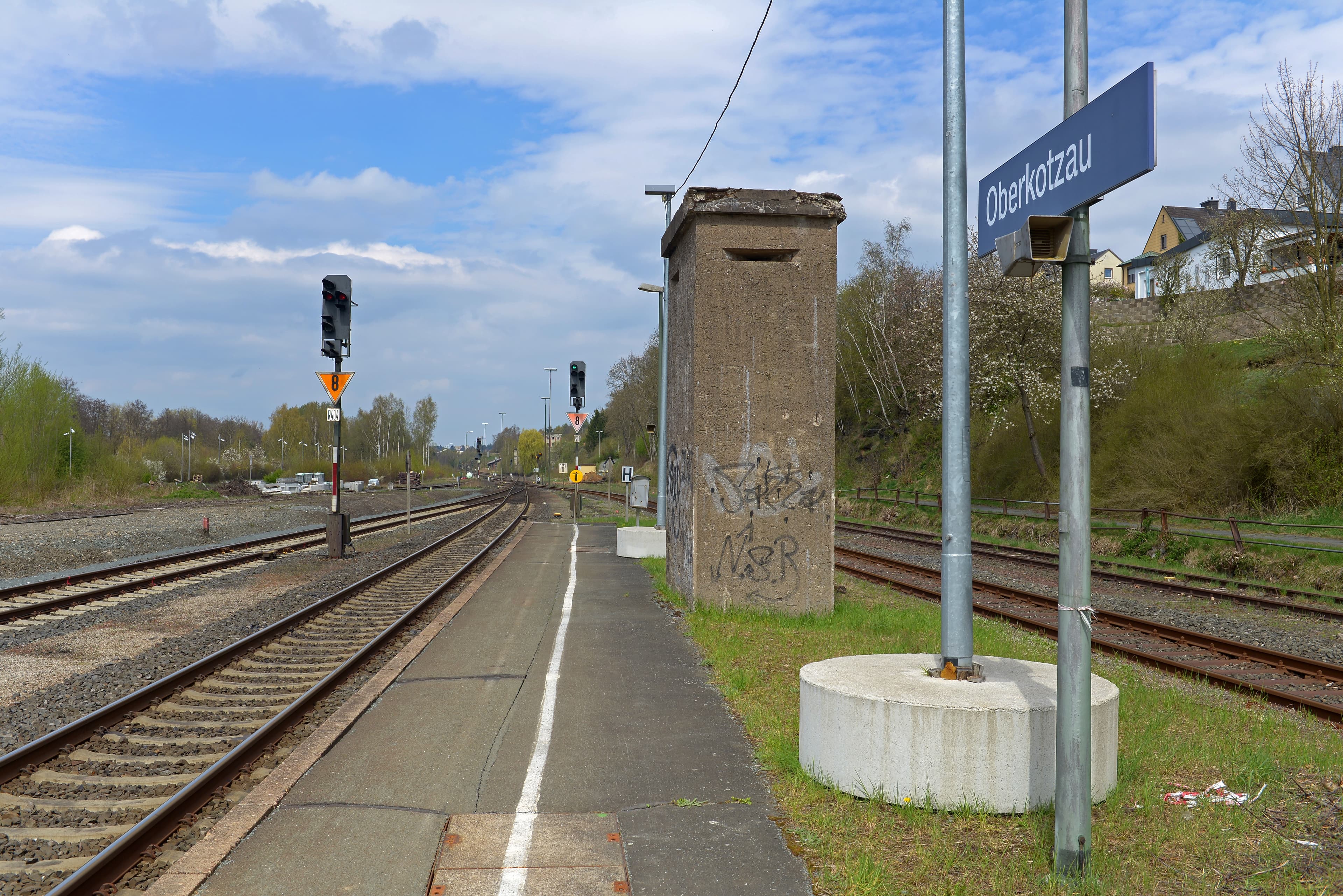 Der alte, unebene Bahnsteig ohne taktiles Leitsystem. 