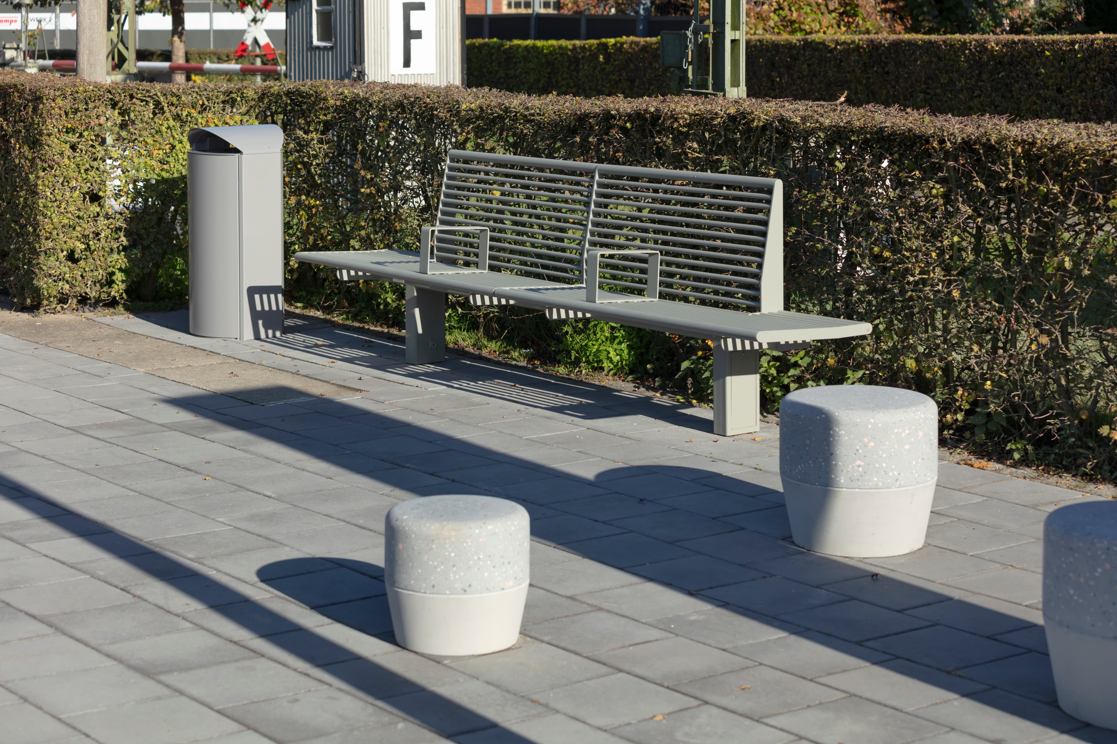 Auch auf dem Bahnsteig wurden weitere neue komfortable Sitzmöglichkeiten integriert.