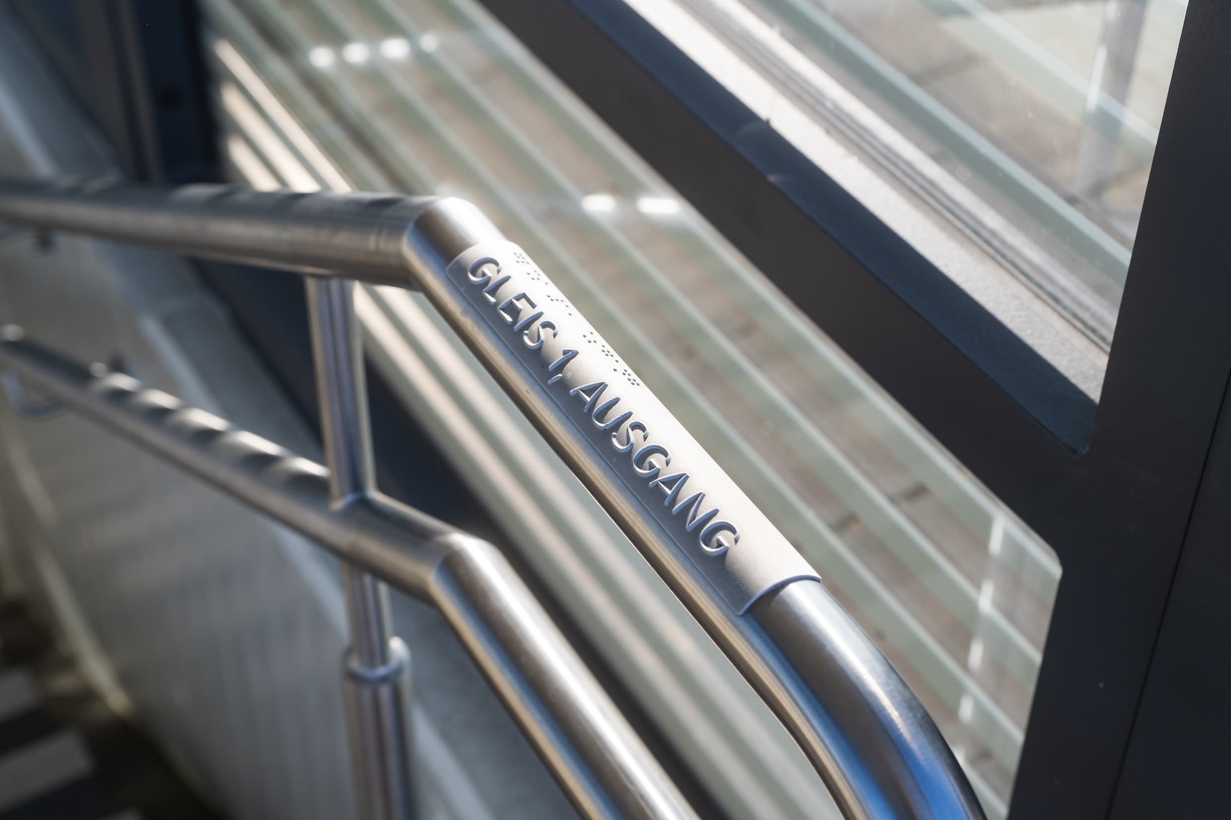 Handlaufschilder ergänzen die Wegeleitung für seheingeschränkte Personen