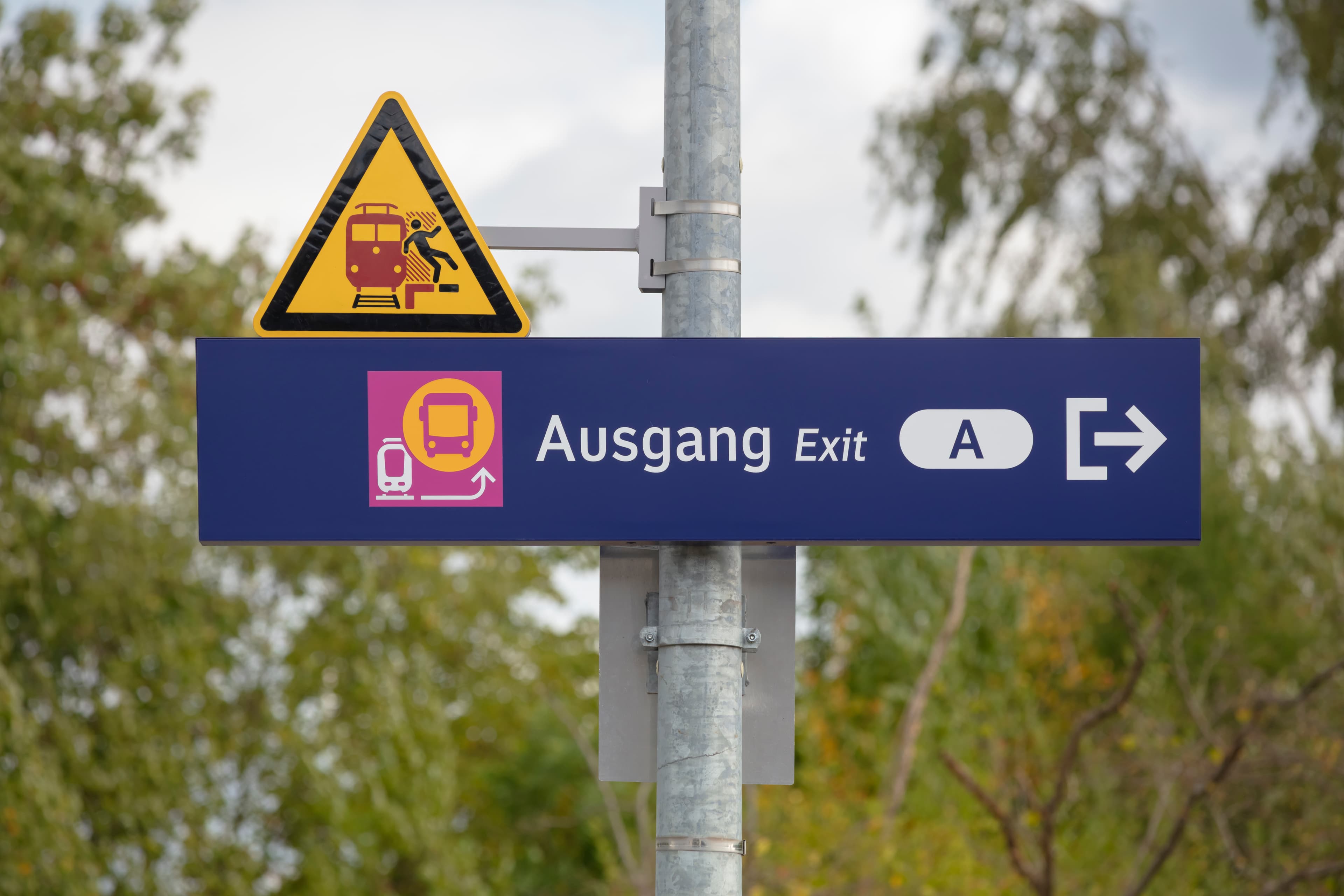 Neue Beschilderung/Wegeleitung am Bahnhof.
