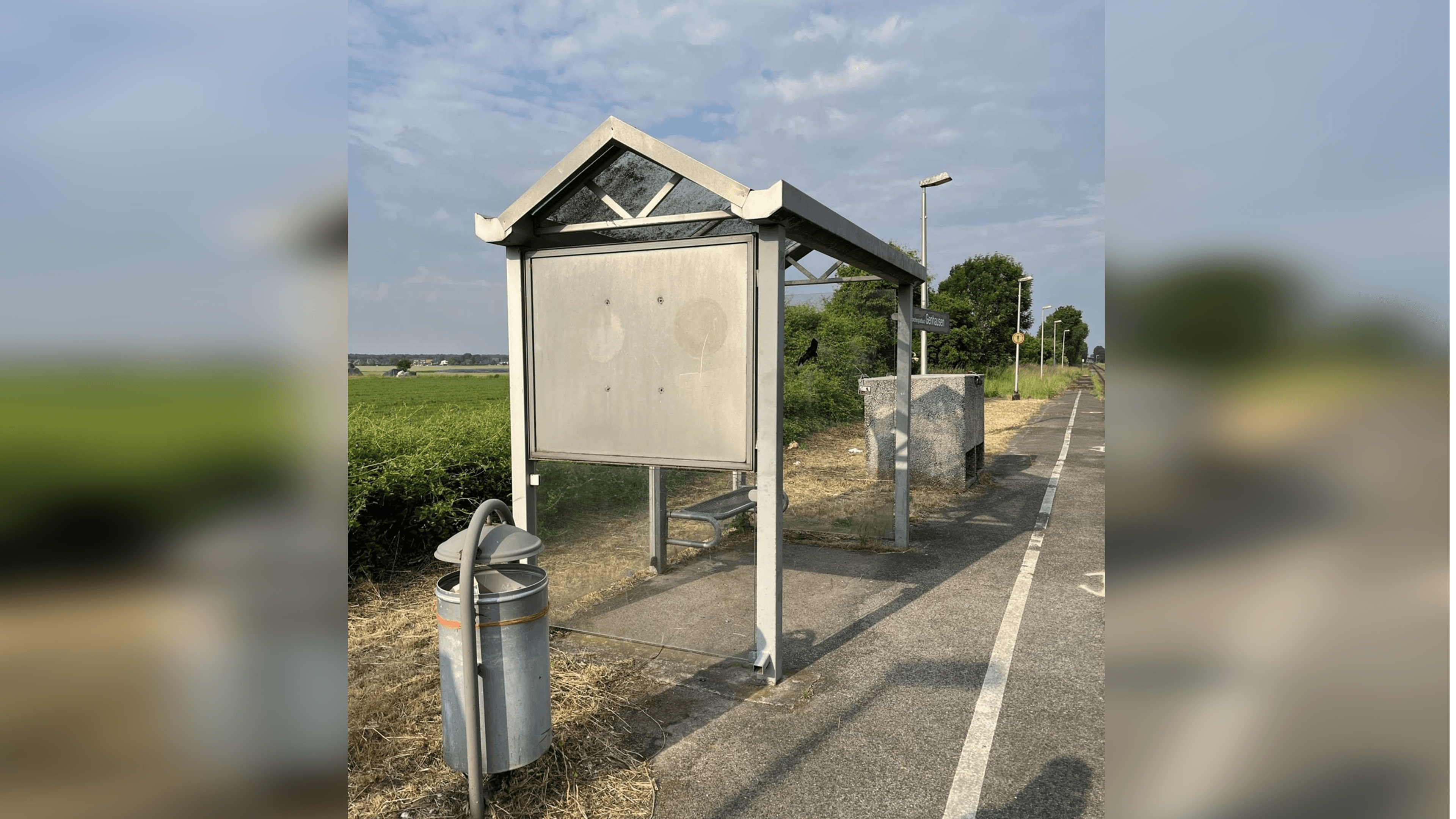 Wetterschutzhaus aus Metall ohne Verglasung.