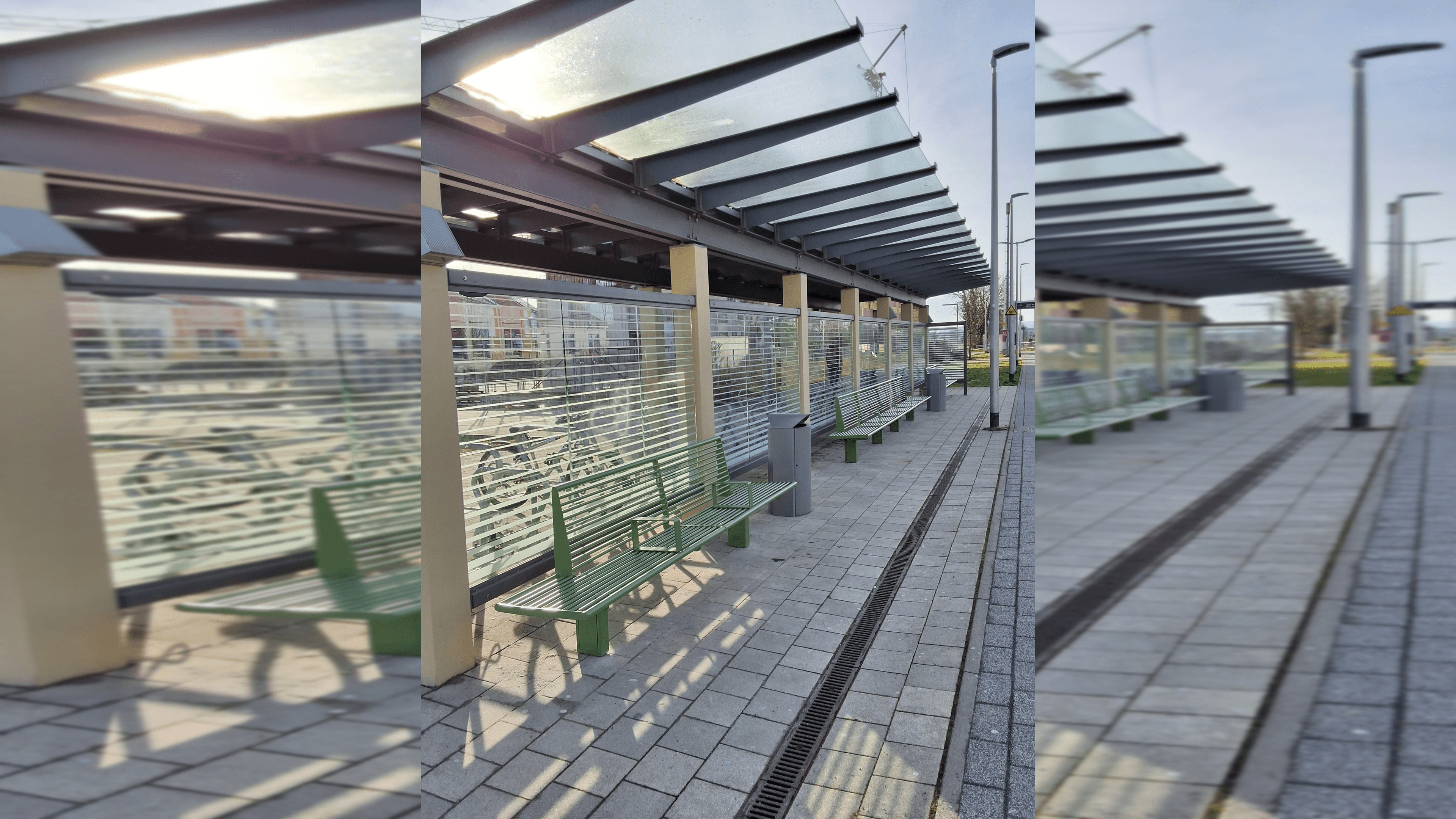 Blick auf überdachte Sitzgelegenheiten. Davor befindet sich der Bahnsteig.