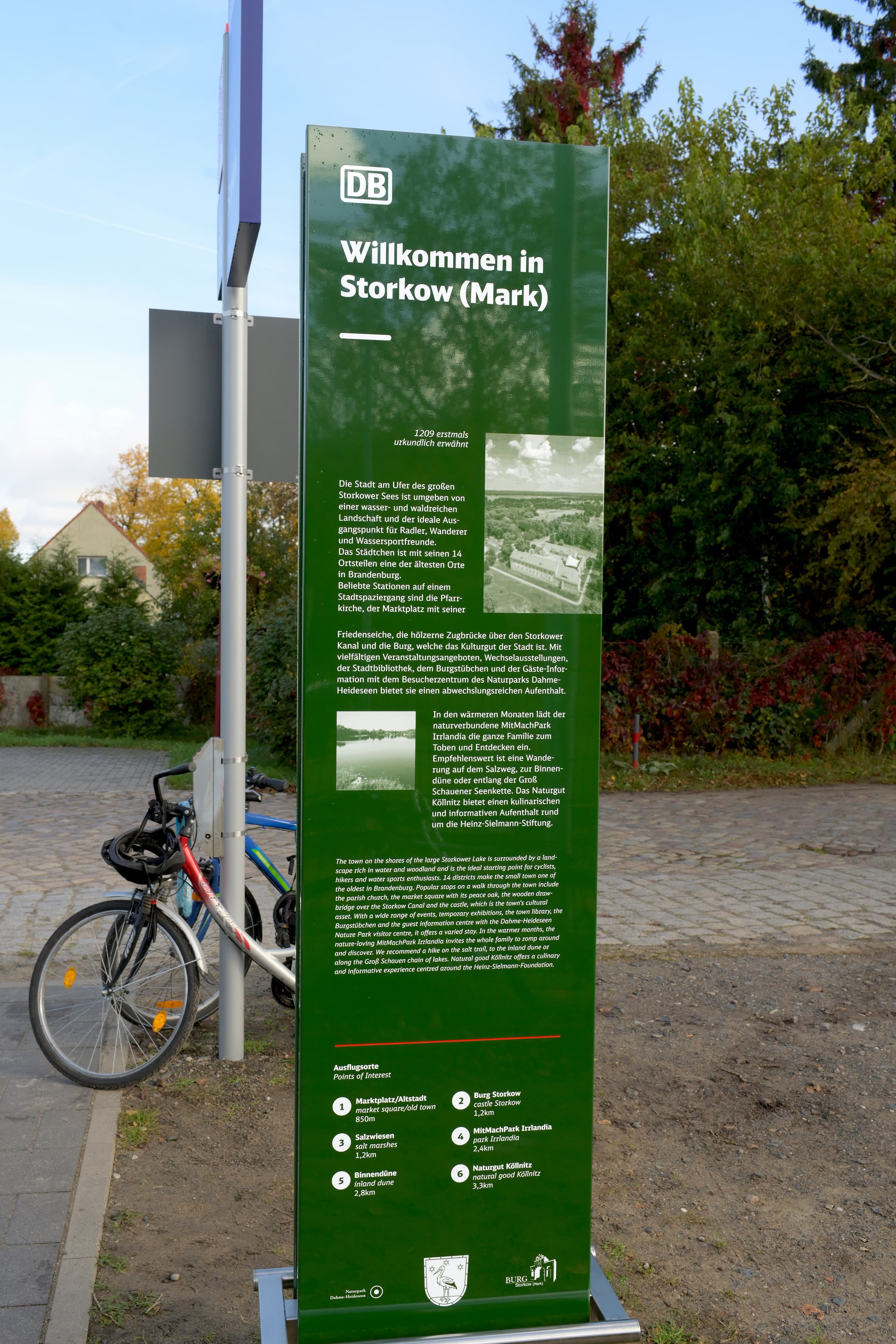 Der Blick auf die Umfeldstele am Bahnhof Storkow (Mark).