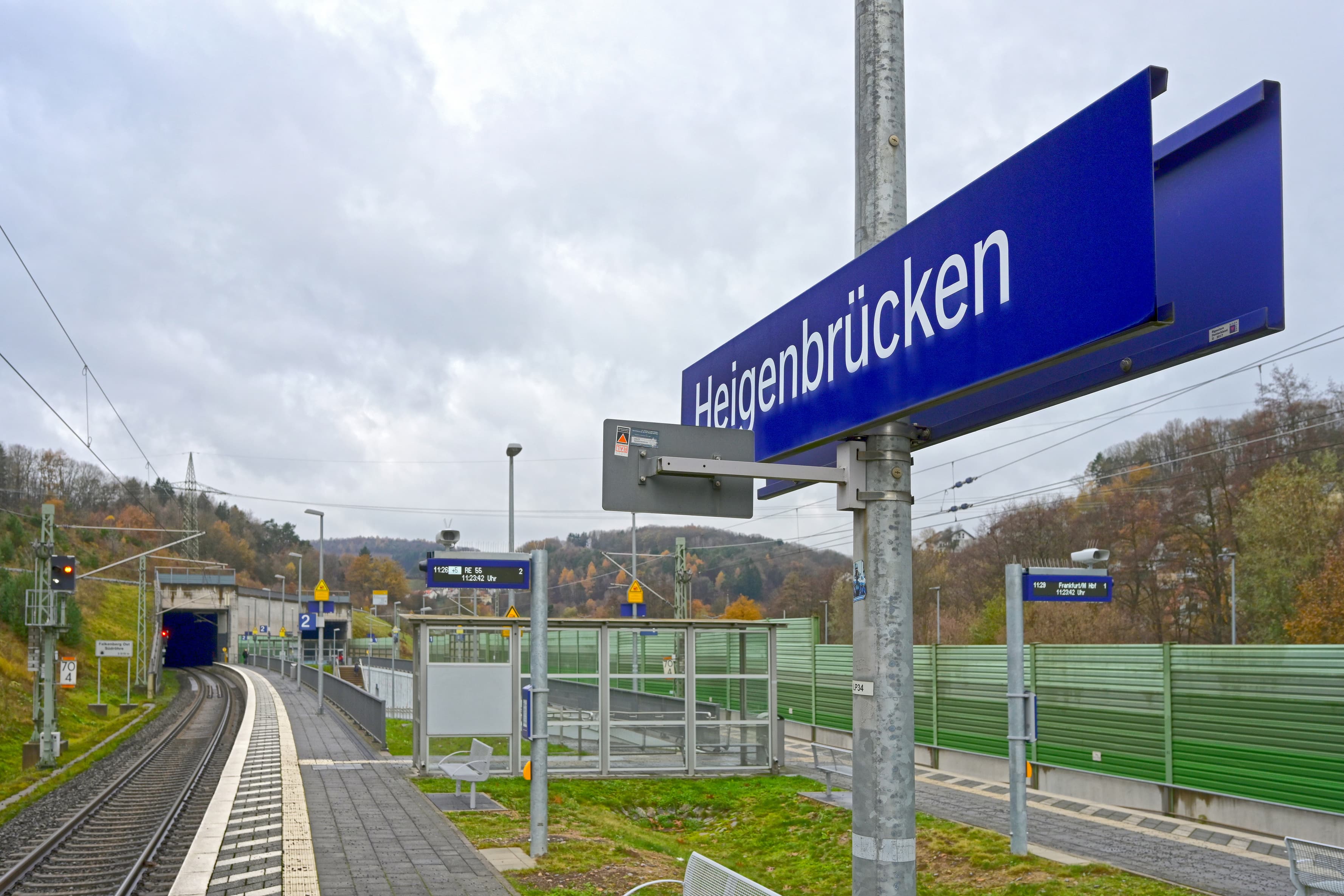 Bahnsteig mit Bahnhofsschild