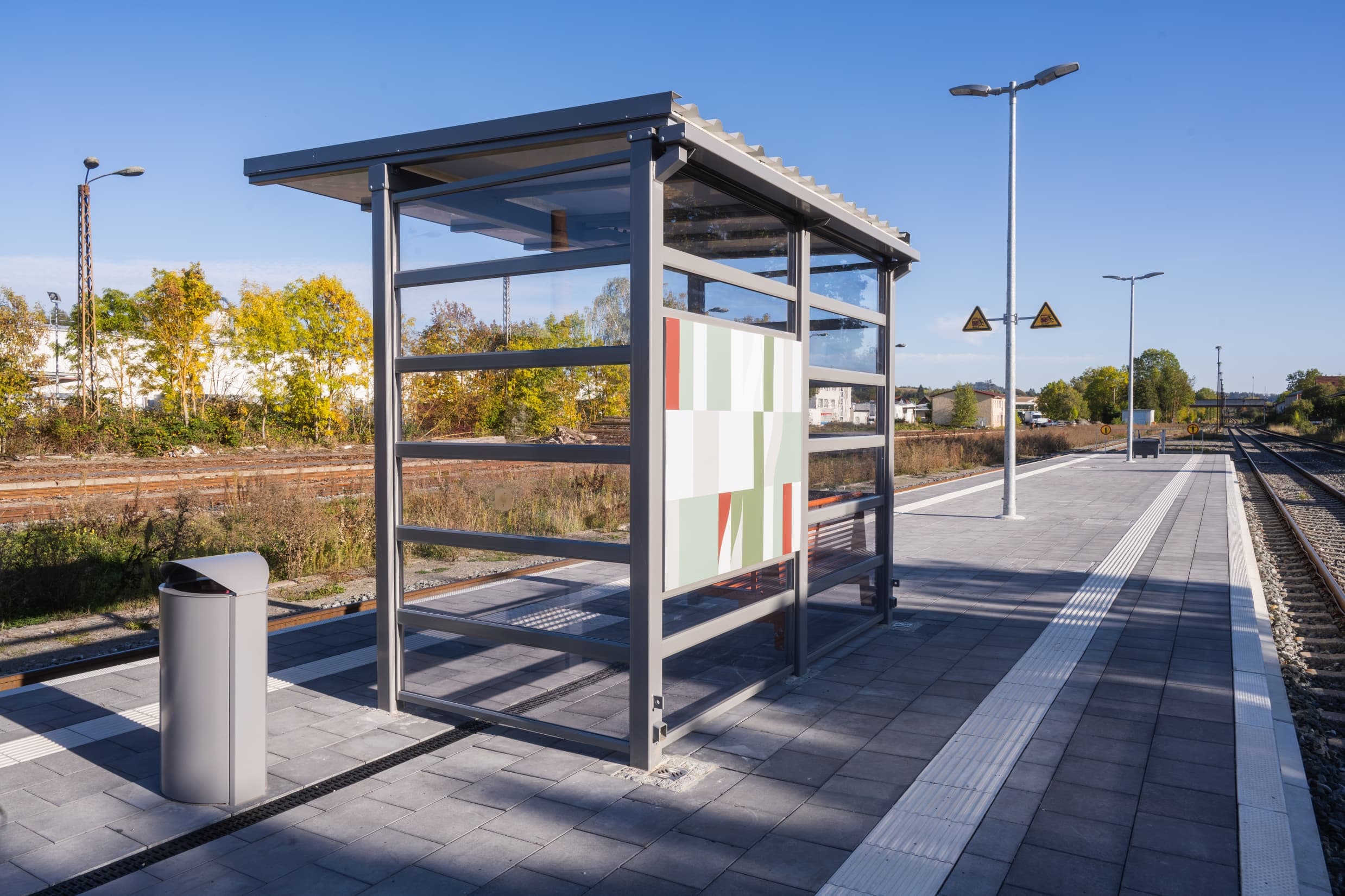 Das neue transparente Wetterschutzhaus. Die Rückseite der Vitrinen ist mit dem gleichen Motiv gestaltet wie der Tunnel. 