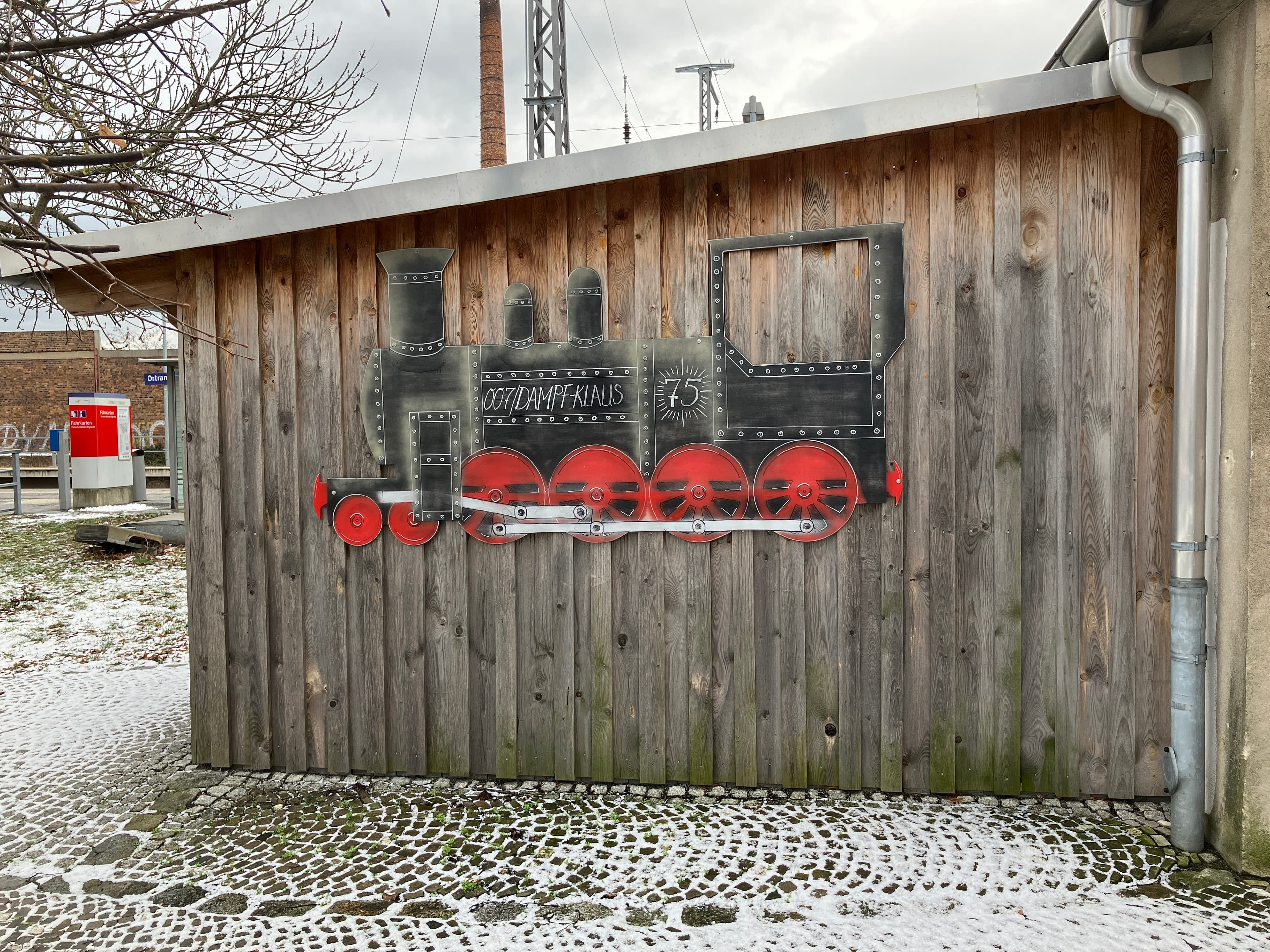 Ein Dampflok-Motiv an einer Holzfassade.