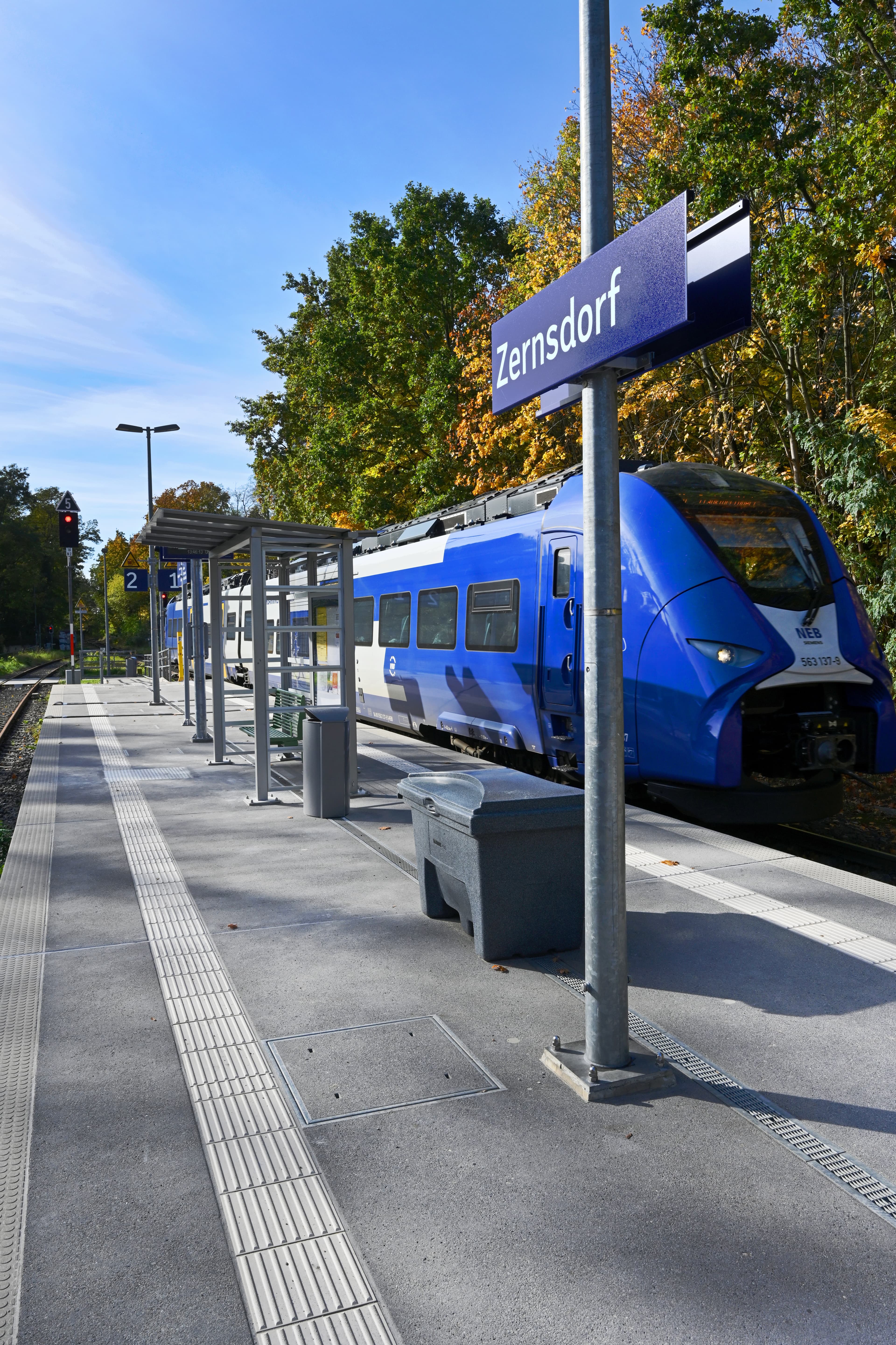 Ein blauer Zug hält am Bahnhof Zernsdorf. 