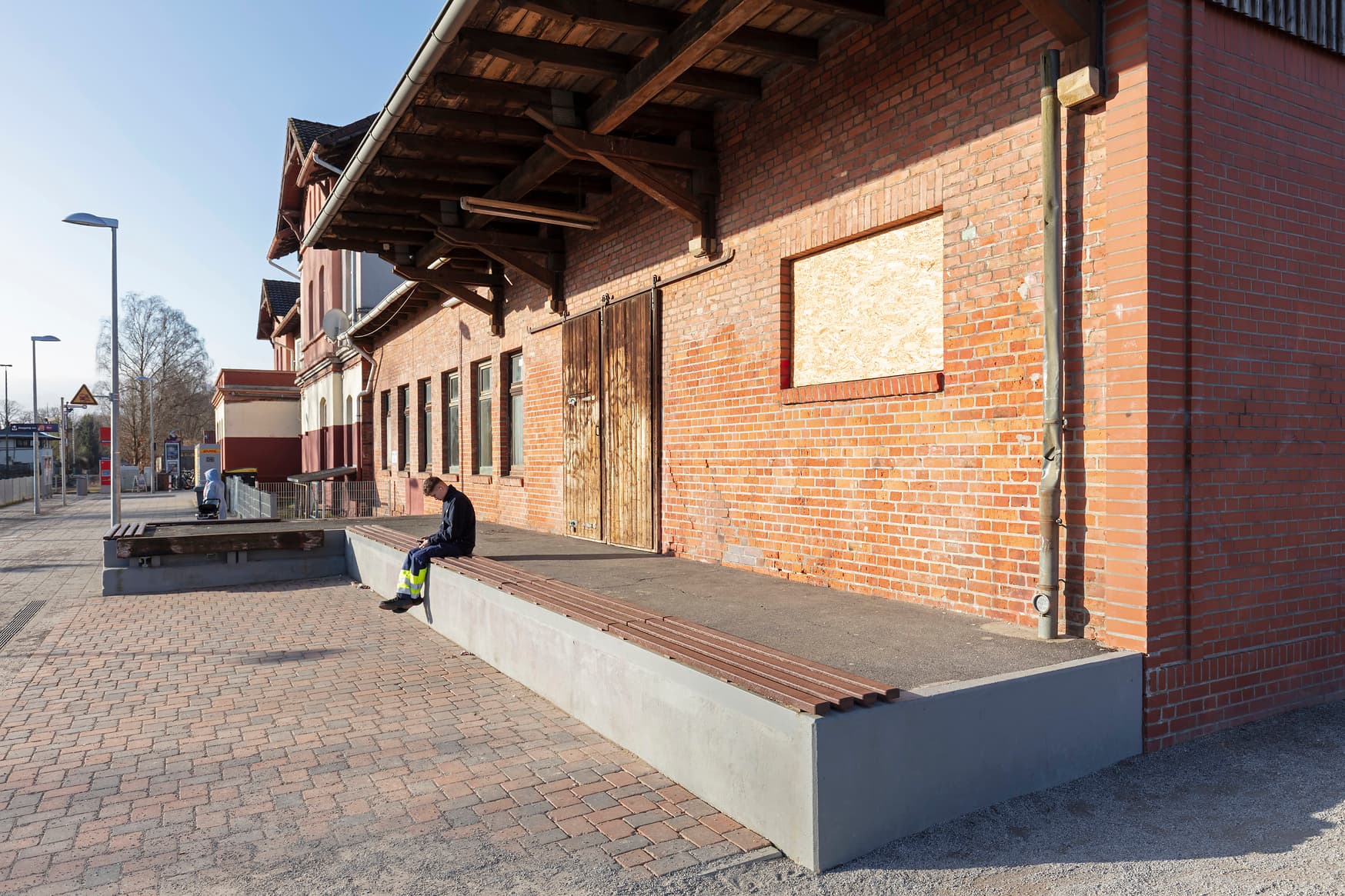 Sitzgelegenheiten am Bahnhofsgebäude.
