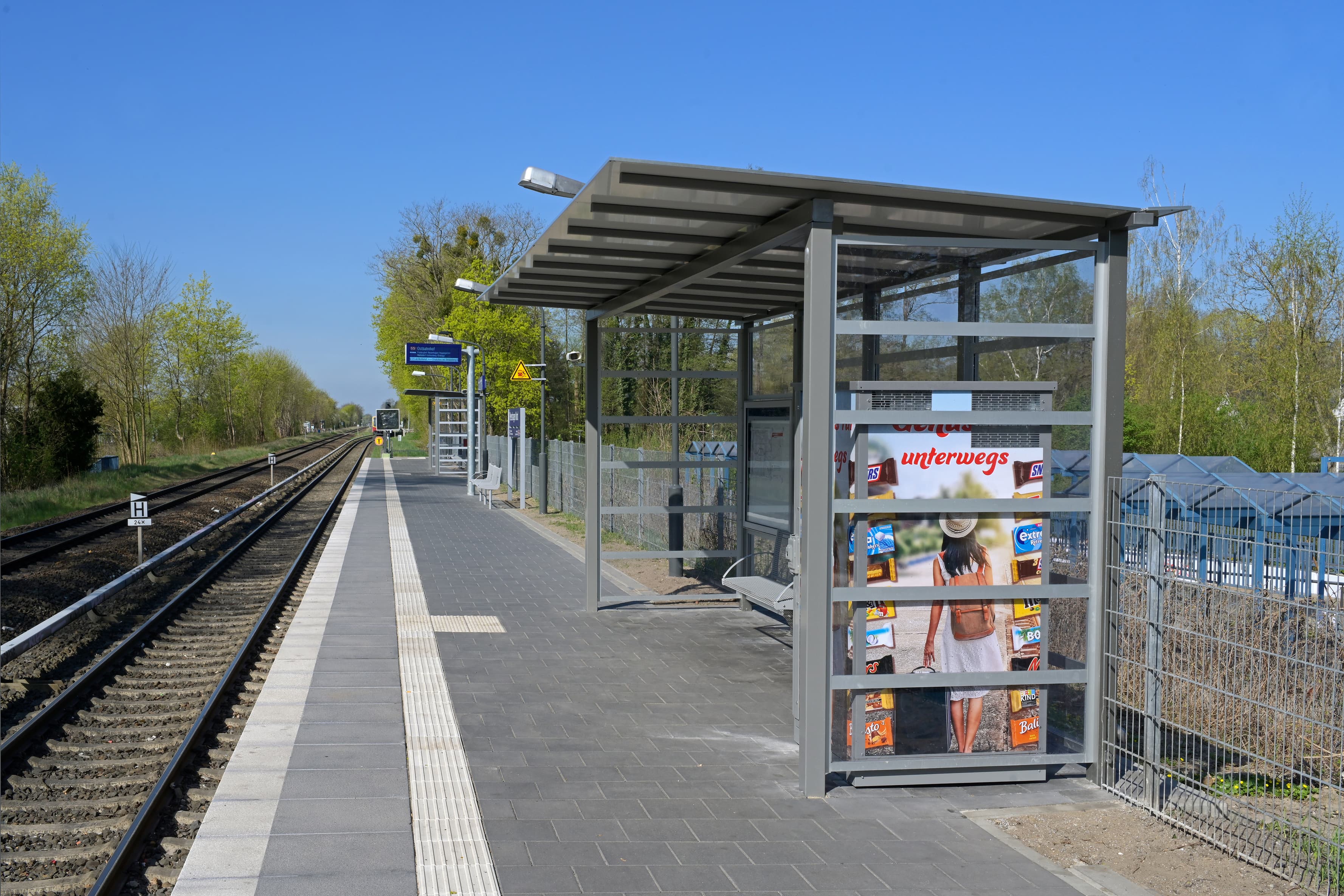 Ein erneuerter Bahnsteig mit Wetterschutzhaus.