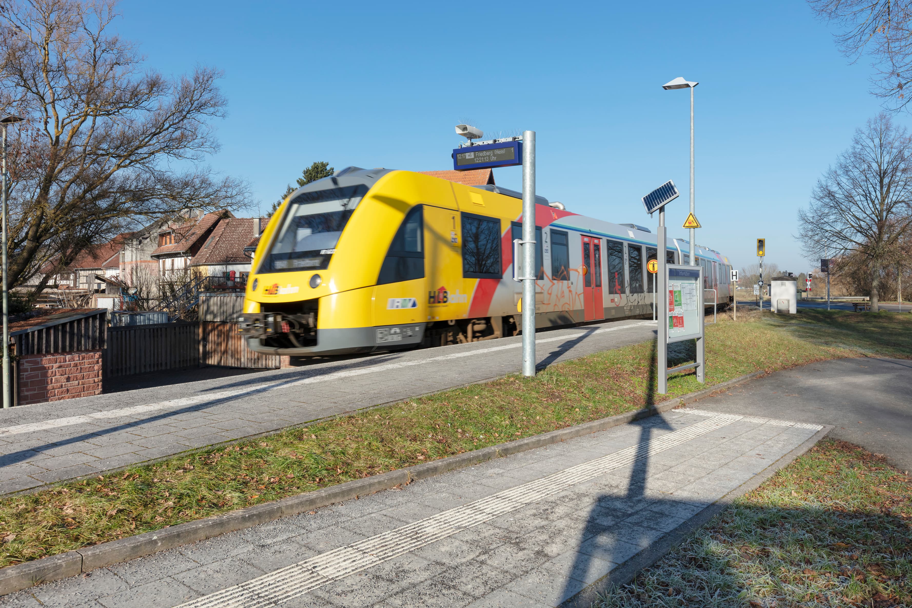 Blick auf den Bahnsteig mit einfahrendem Zug.
