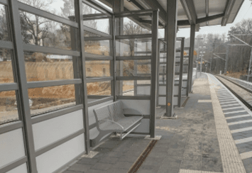 Zwei Windschutze mit nur jeweils einer Drahtgitterbank