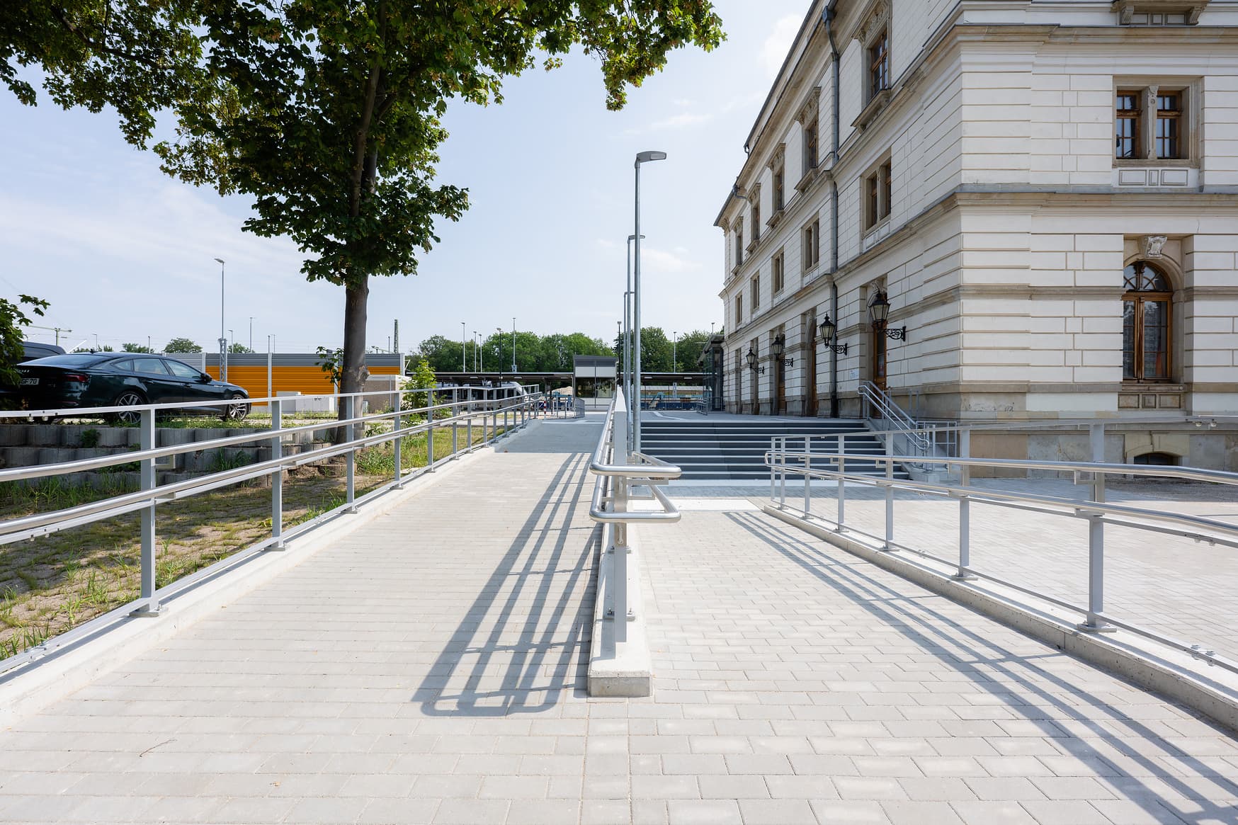 Eine neu angelegte Rampe vor dem Empfangsgebäude. 