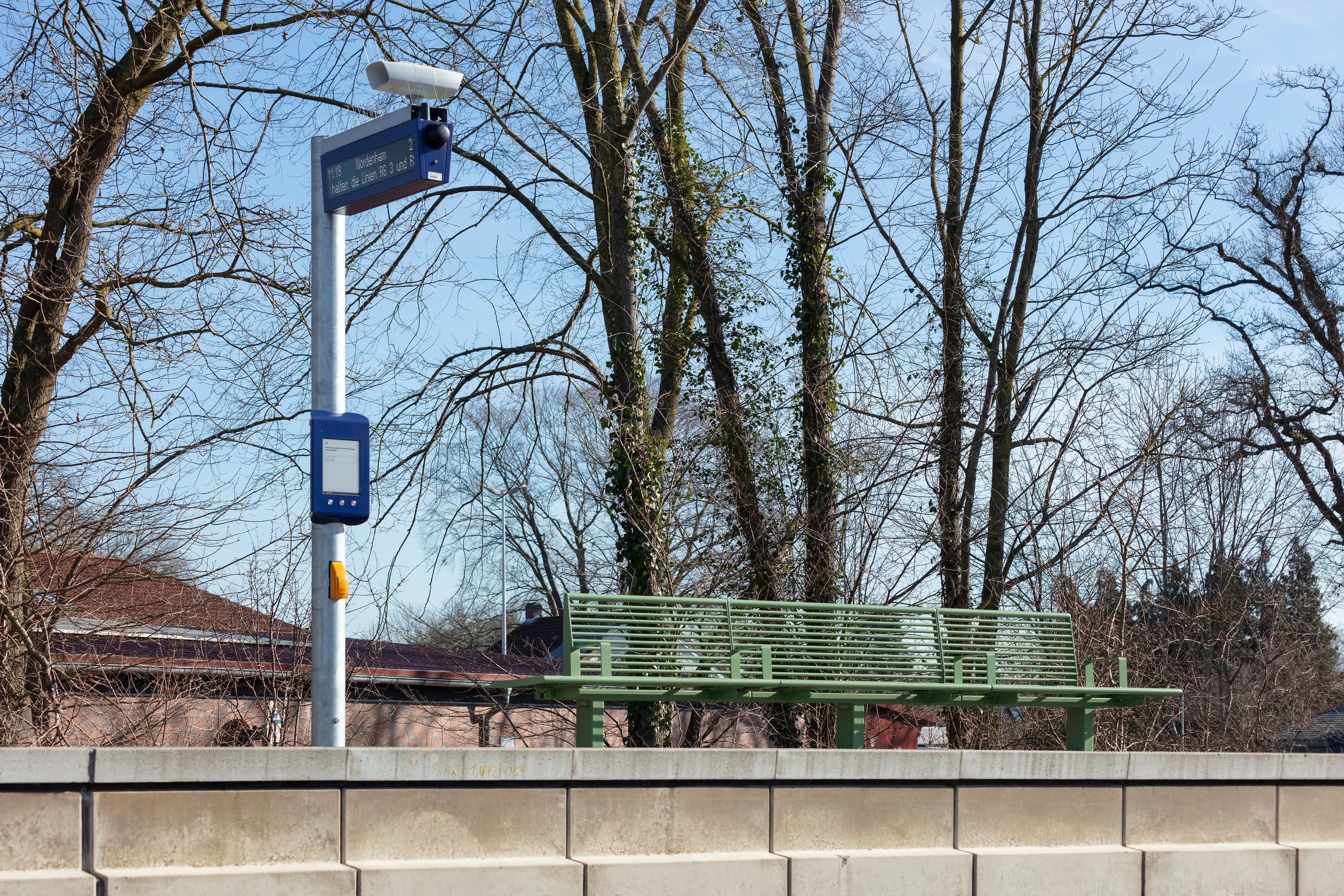 Neue Sitzgelegenheiten und Reisendeninformation am Bahnsteig.