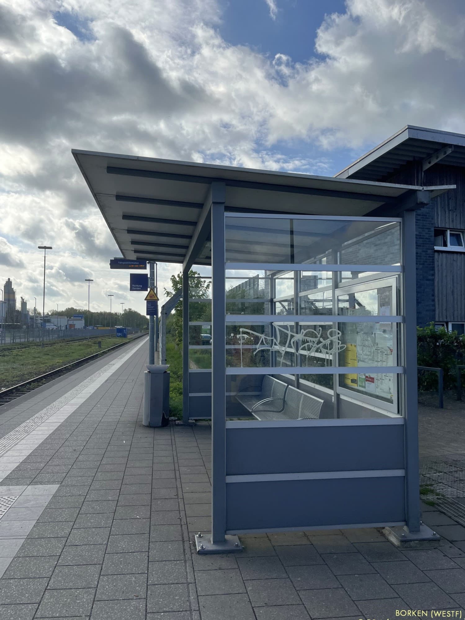 Eines der alten Wetterschutzhäuschen vor dem Umbau.