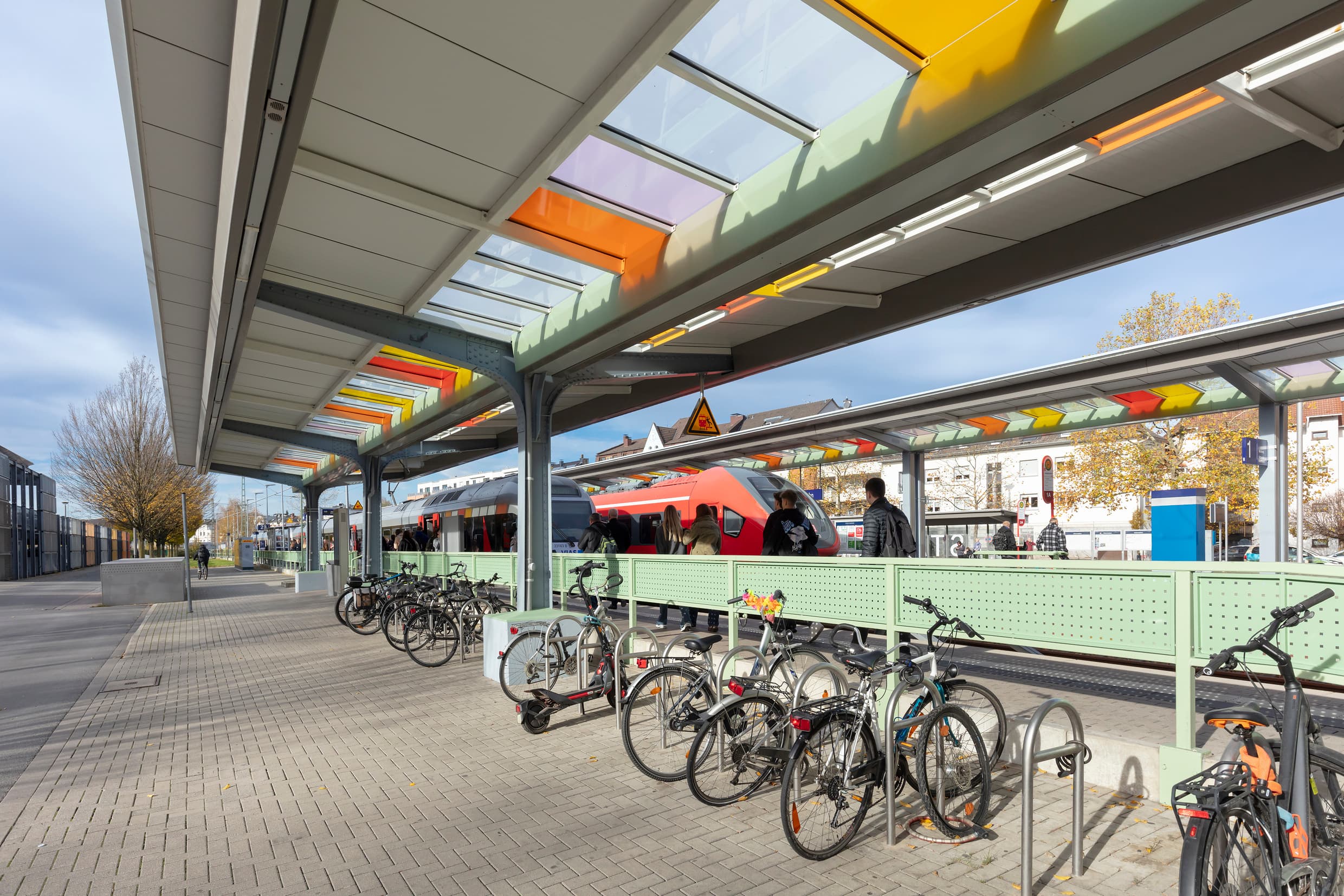 Die Fahrradabstellanlage unter dem neu gestalteten Bahnsteigdach.
