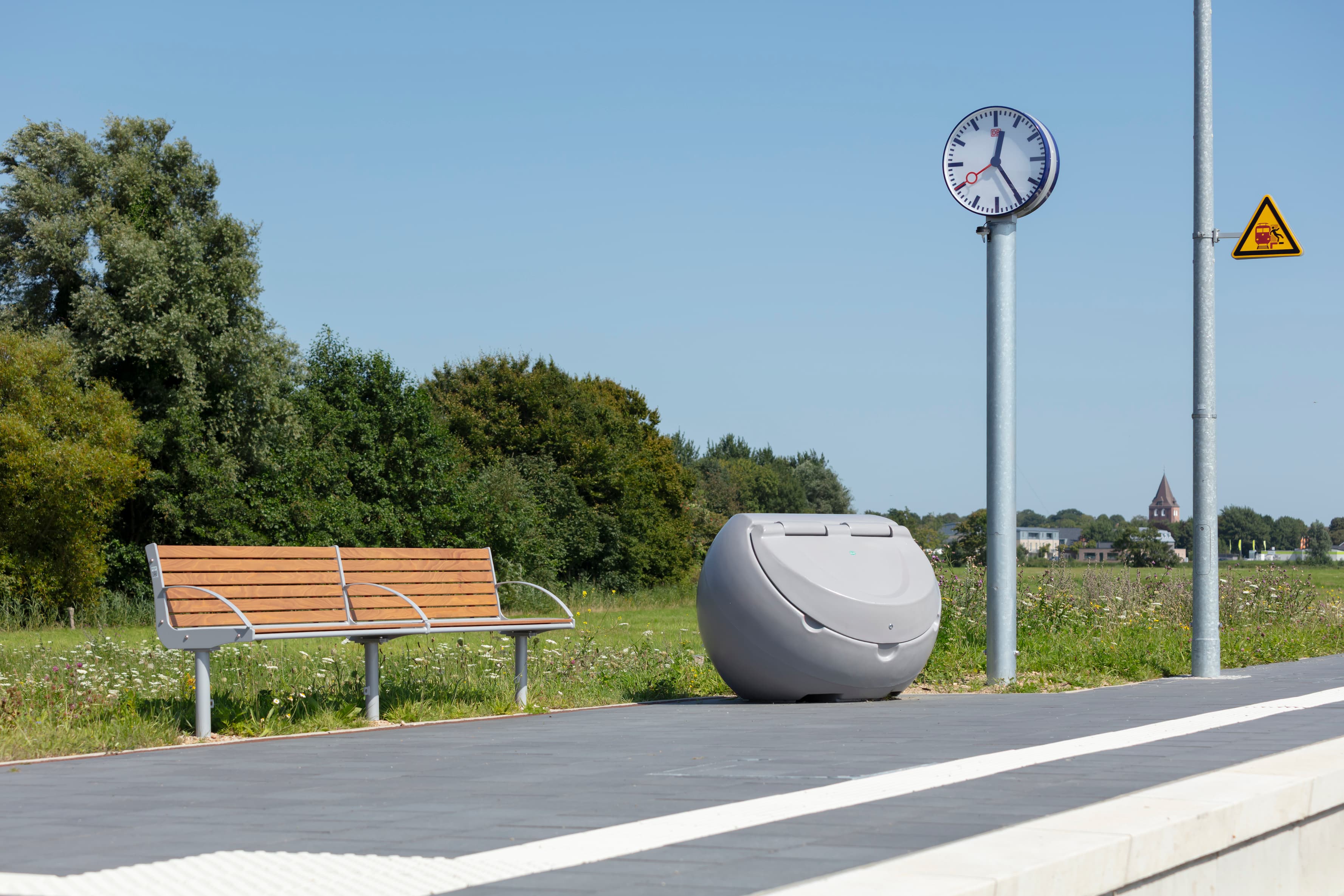 Blick auf die nagelneue Sitzbank am Bahnsteig.