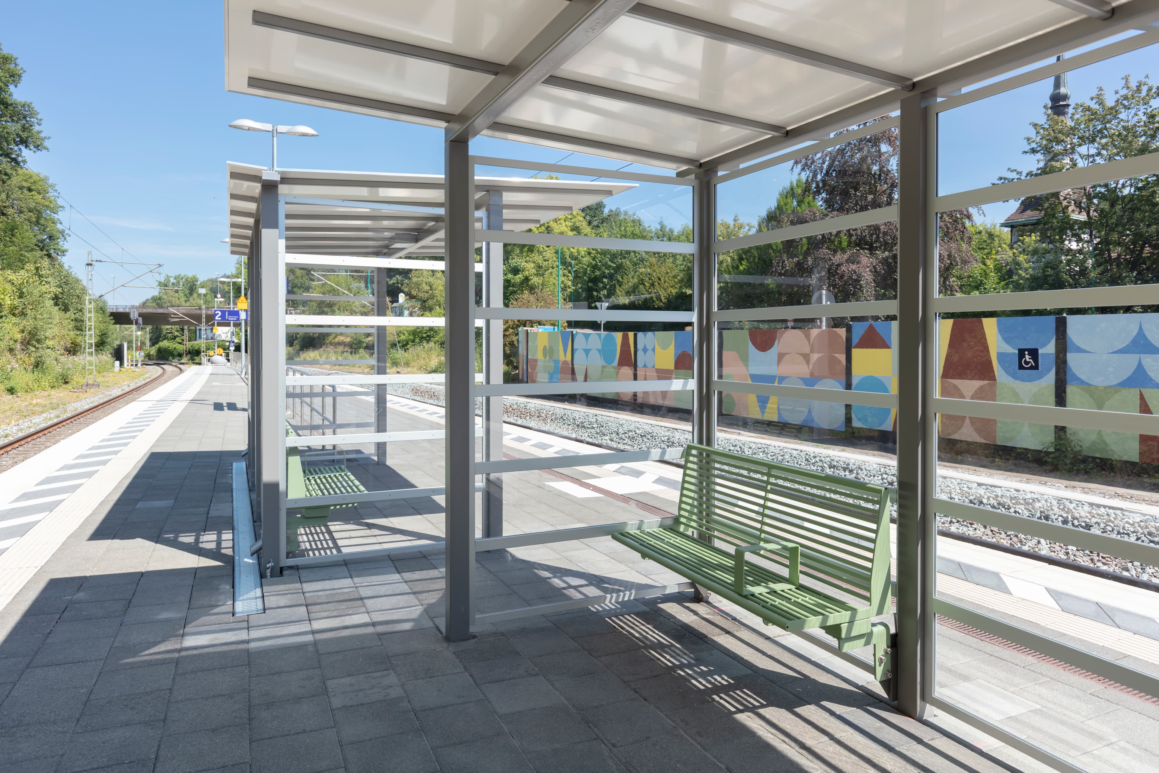 Ein neues Wetterschutzhäuschen am Bahnsteig. 