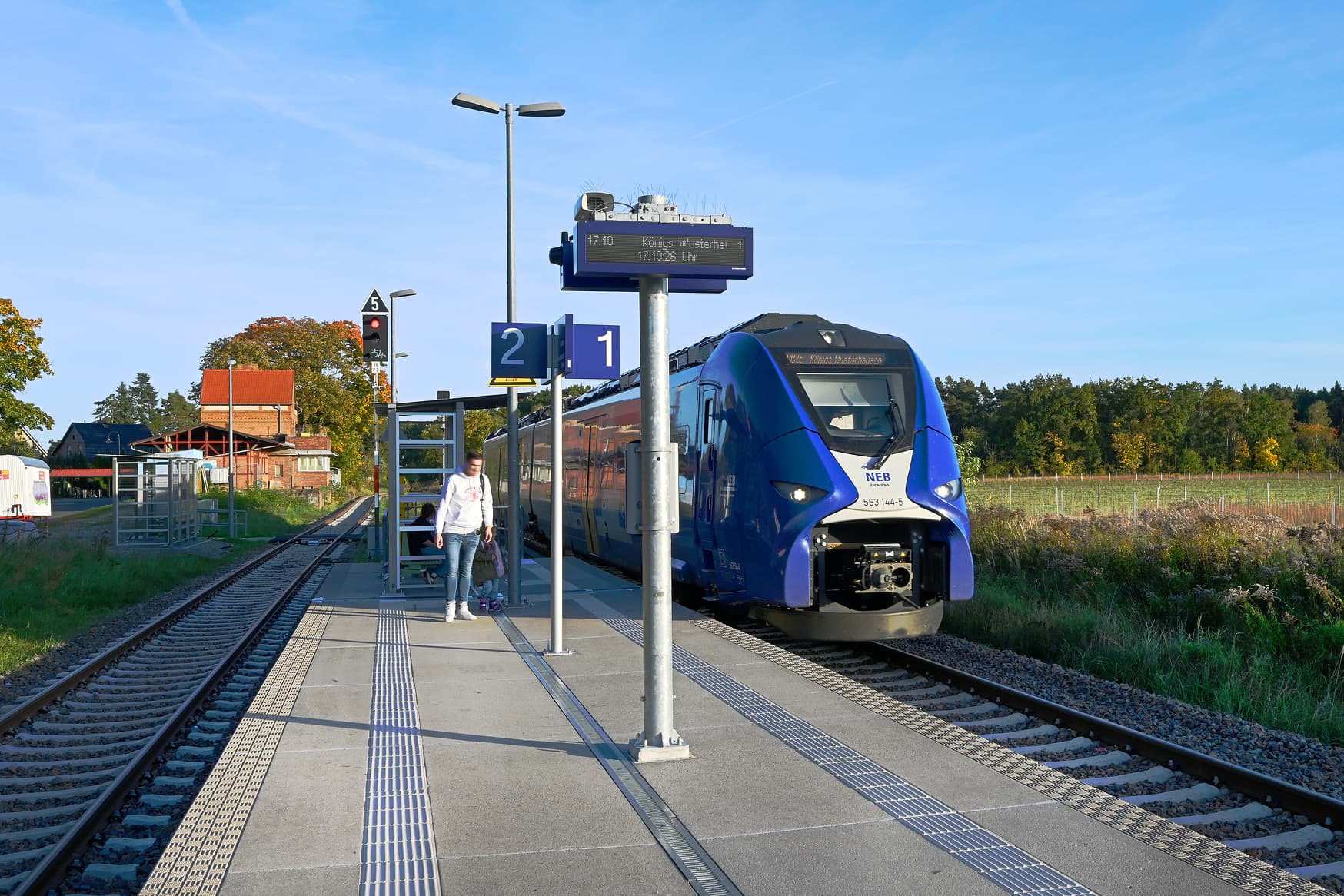 Bahnsteig mit einfahrendem Zug.