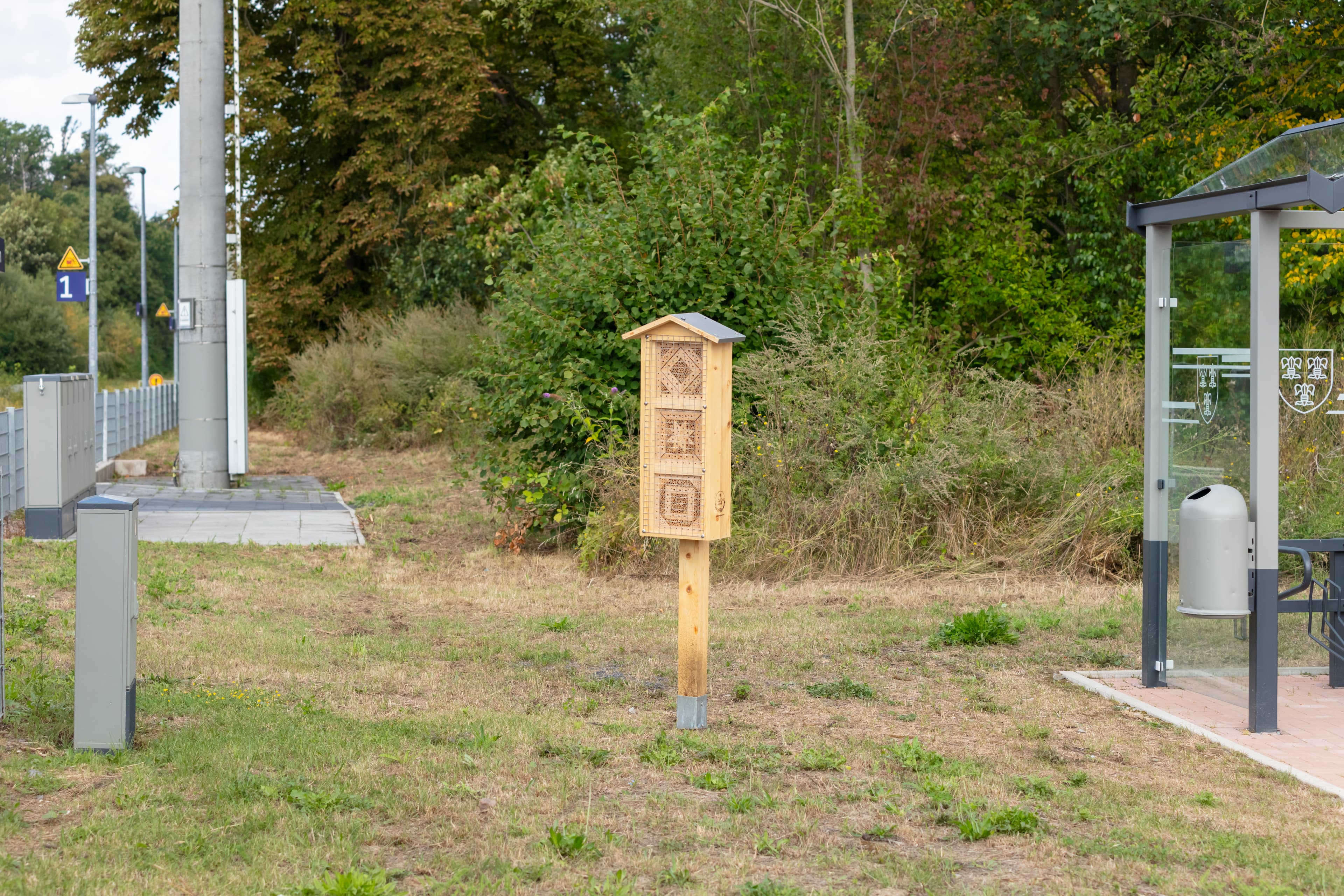 Neues Insektenhotel am Bahnhof.