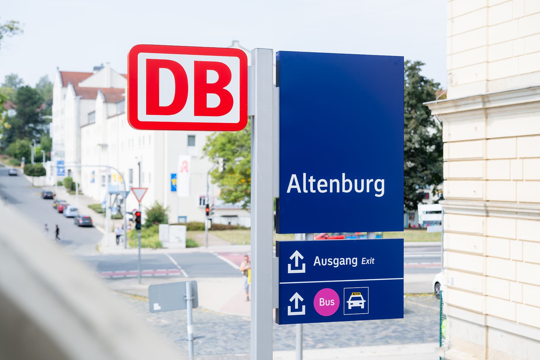 Eines der neuen Schilder für die Wegeleitung im Bahnhof Altenburg.