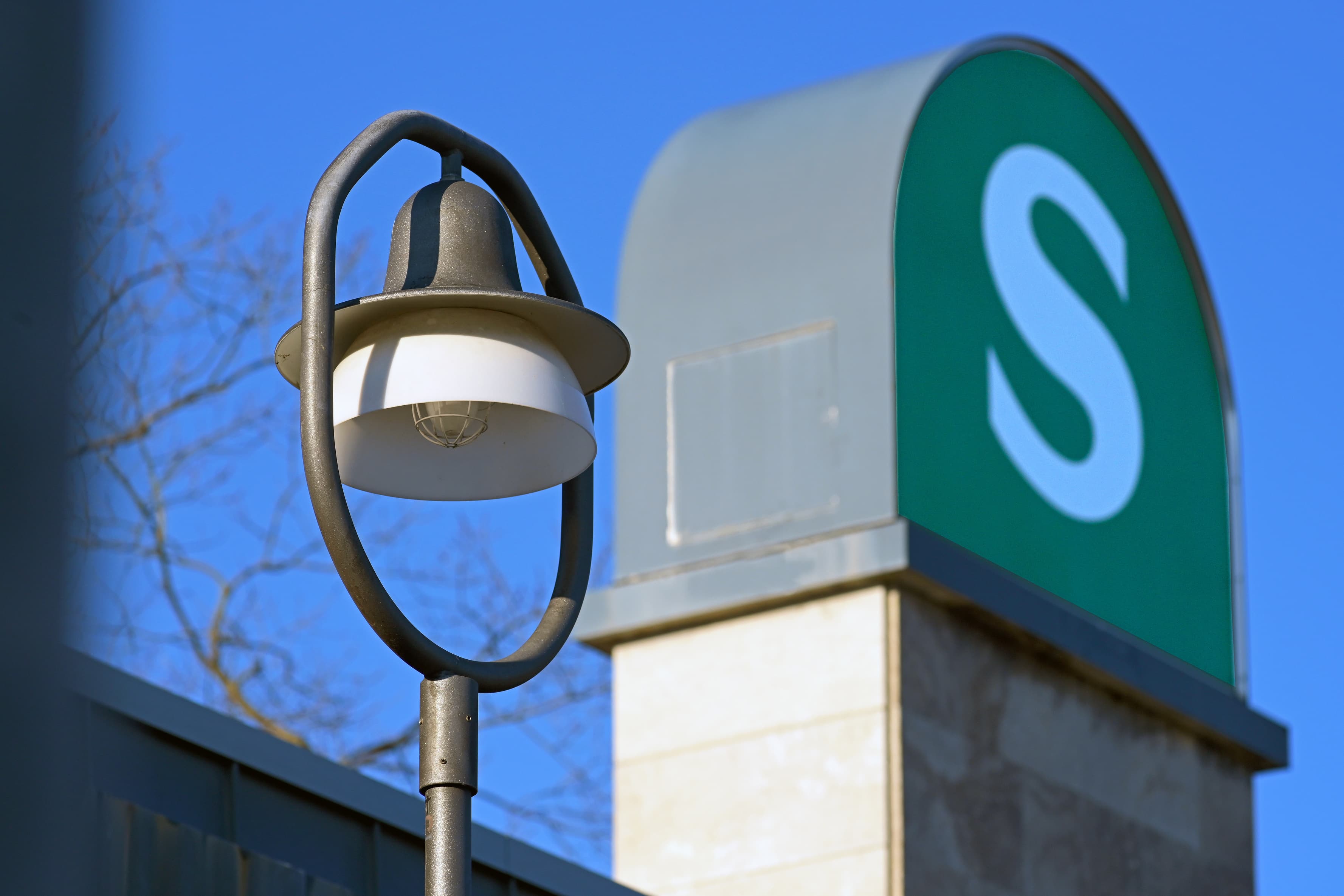 Blick auf Laterne mit S-Bahn Schild im Hintergrund