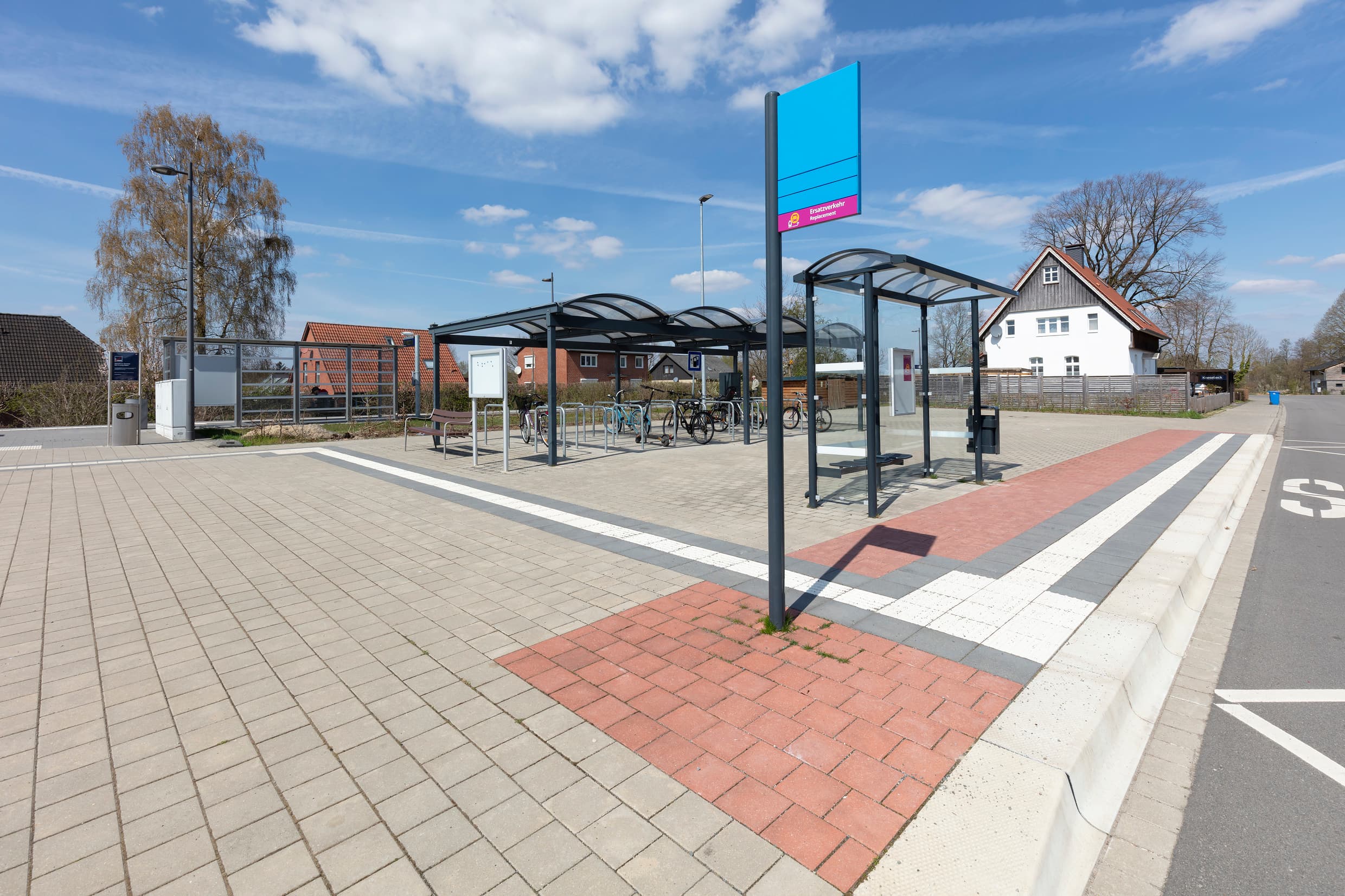Der Haltepunkt Knesebeck mit der überdachten Fahrradanlage.