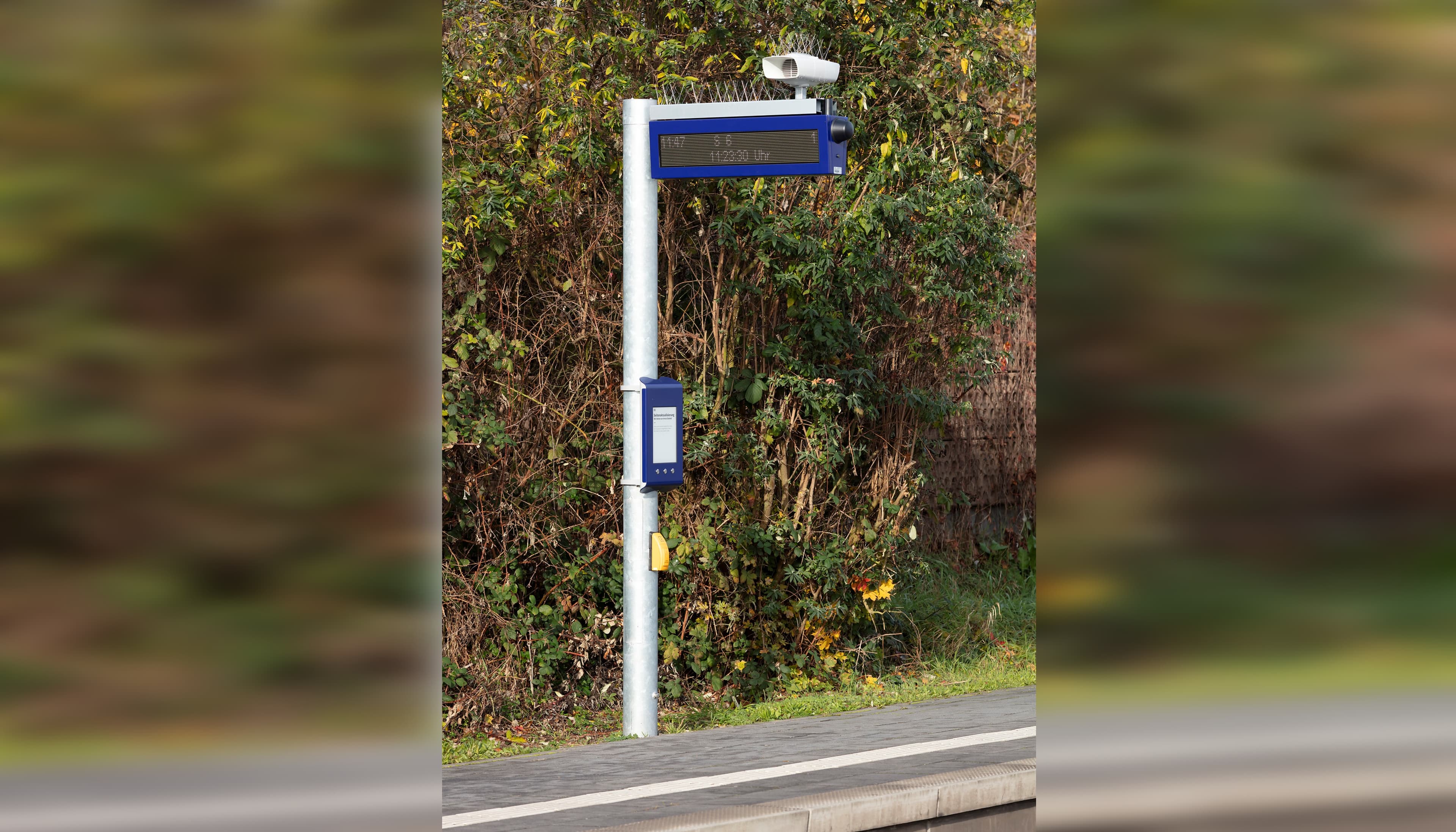 Bahnsteig mit einem digitalen Schriftenanzeiger