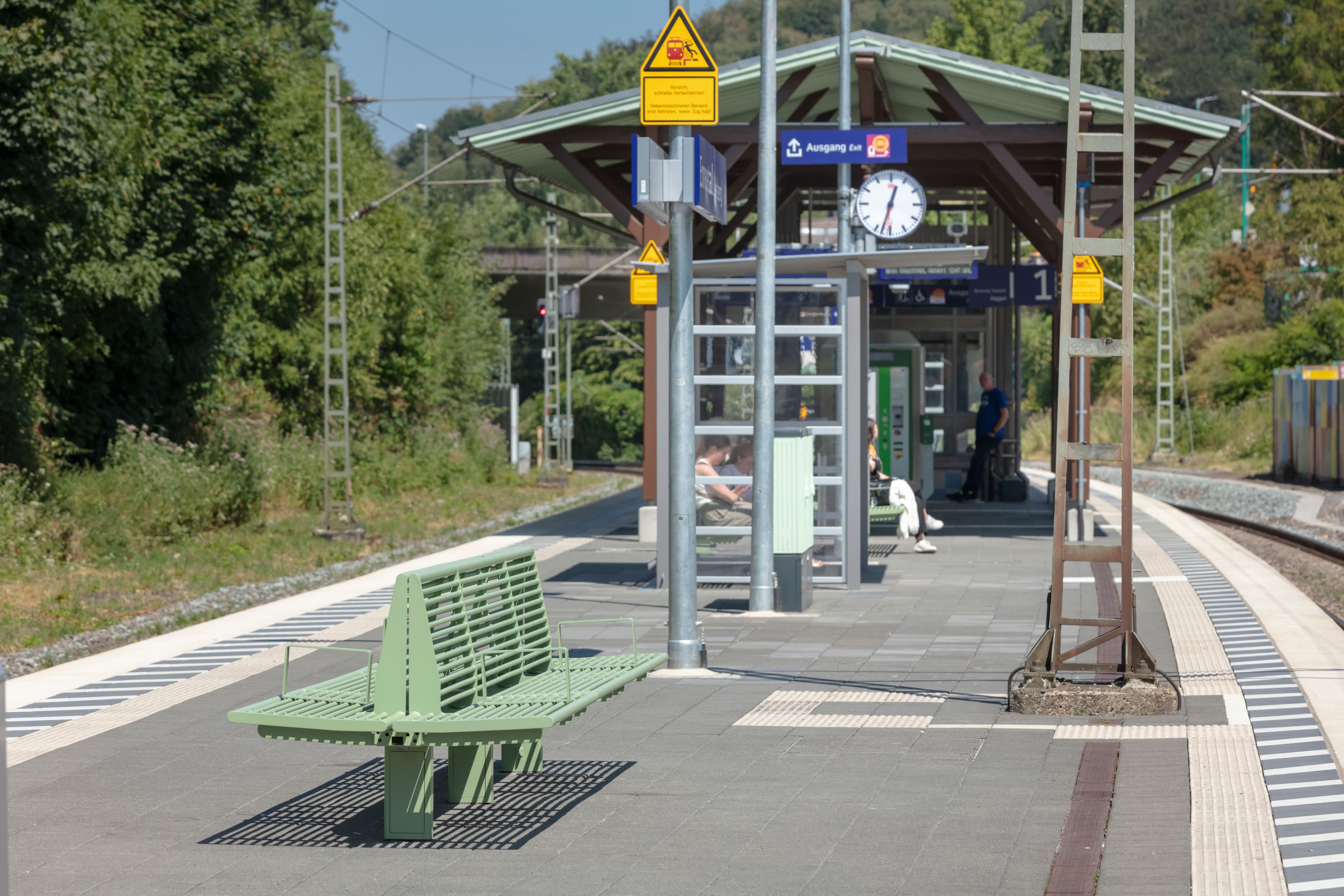 Neue Sitzbänke am Bahnsteig. 