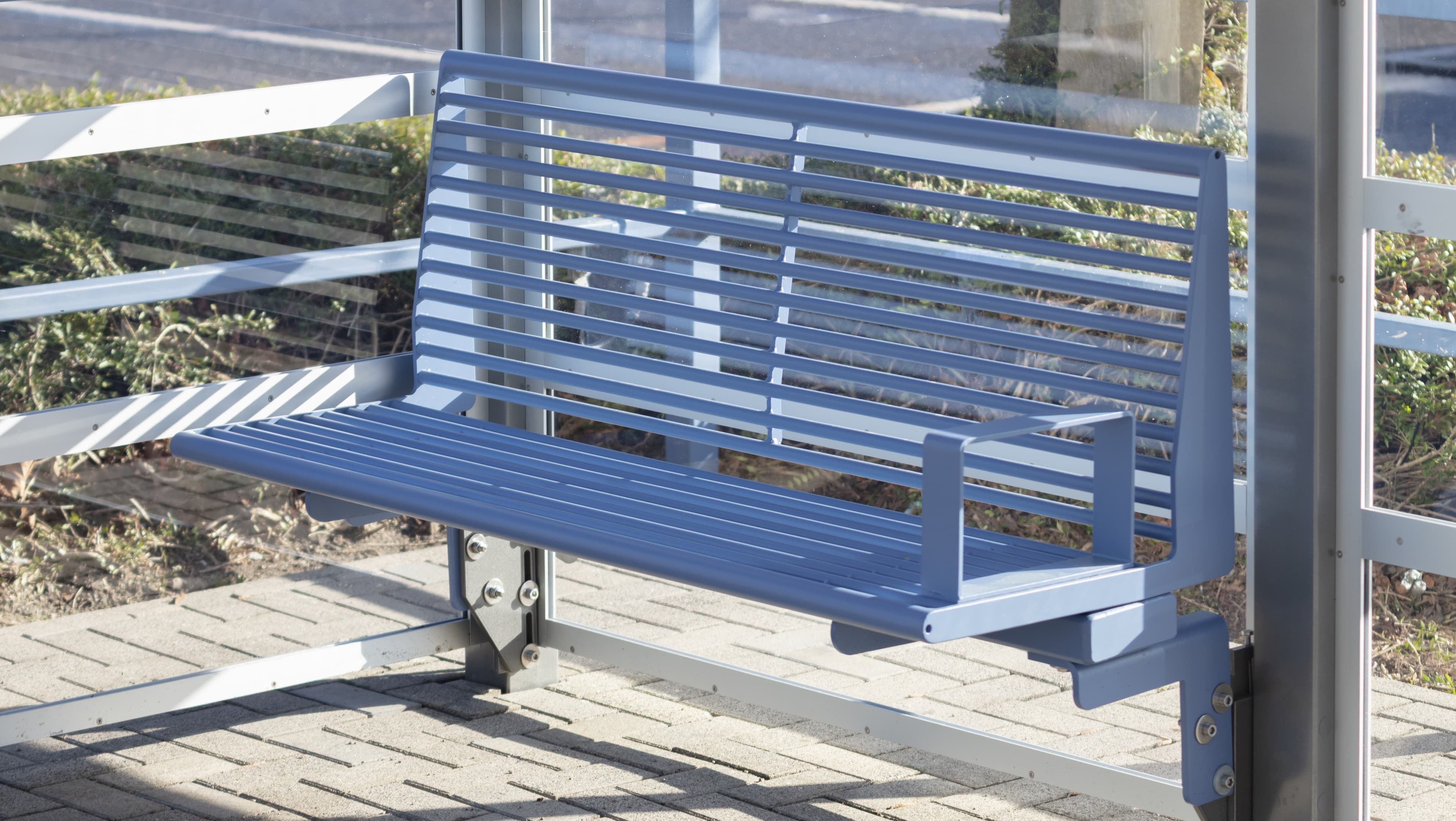 Detailaufnahme einer blauen Sitzgelegenheit.