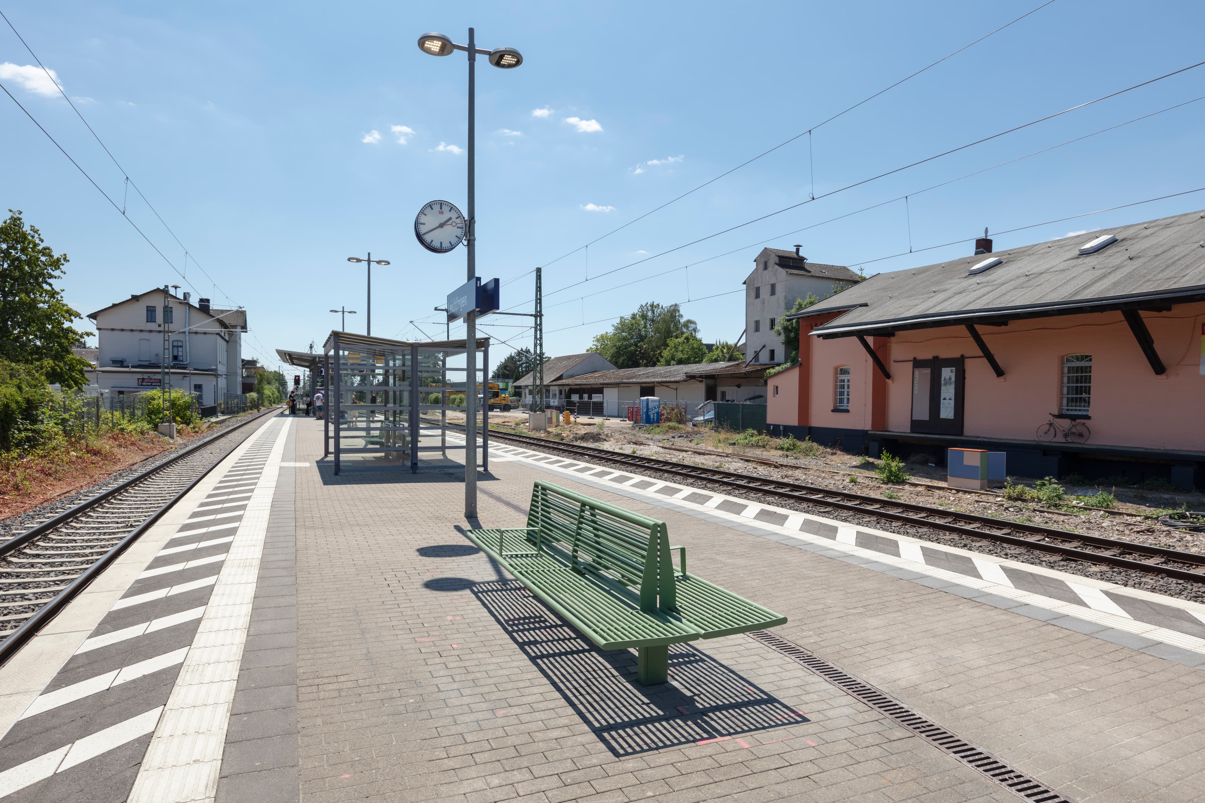Bahnsteig mit einer modernisierten Sitzbank.