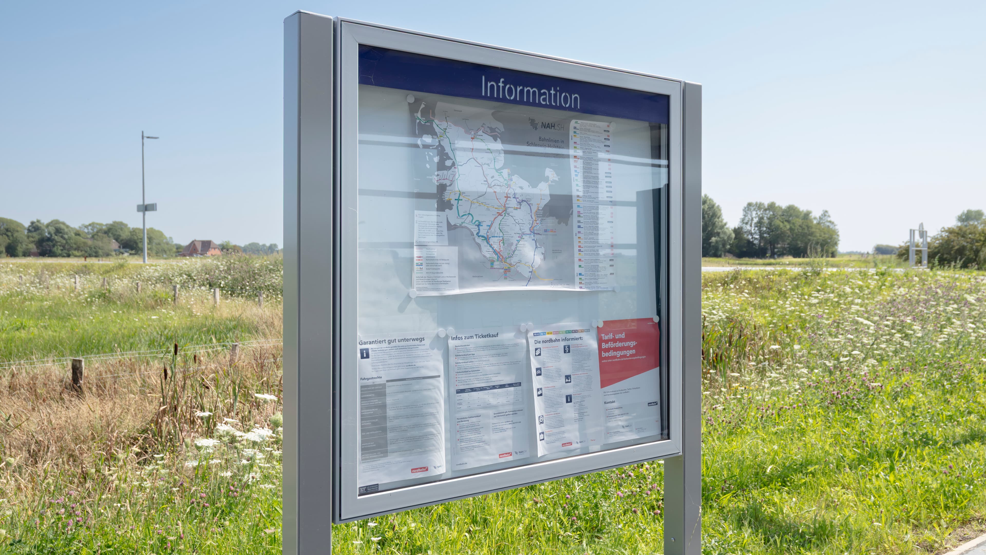 Vitrine am Bahnsteig.