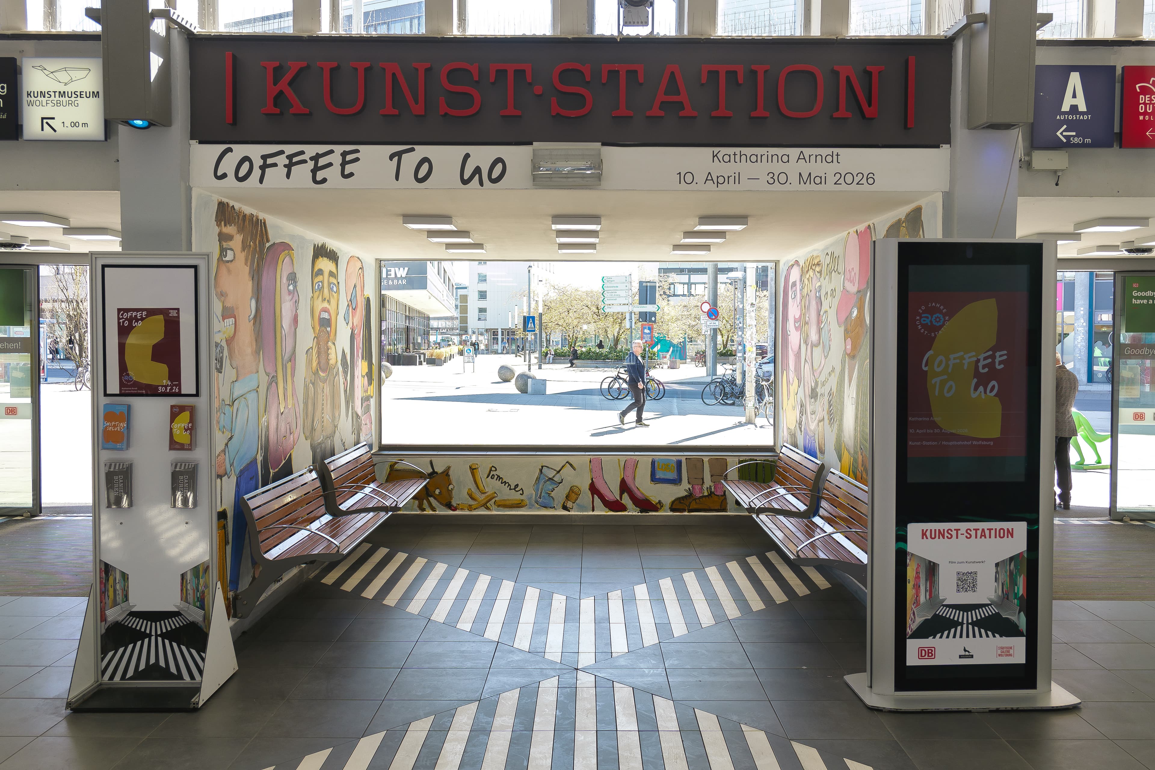 Die KUNST-STATION am Hbf Wolfsburg mit Infomaterialien (Flyer und Film) am Eingang.