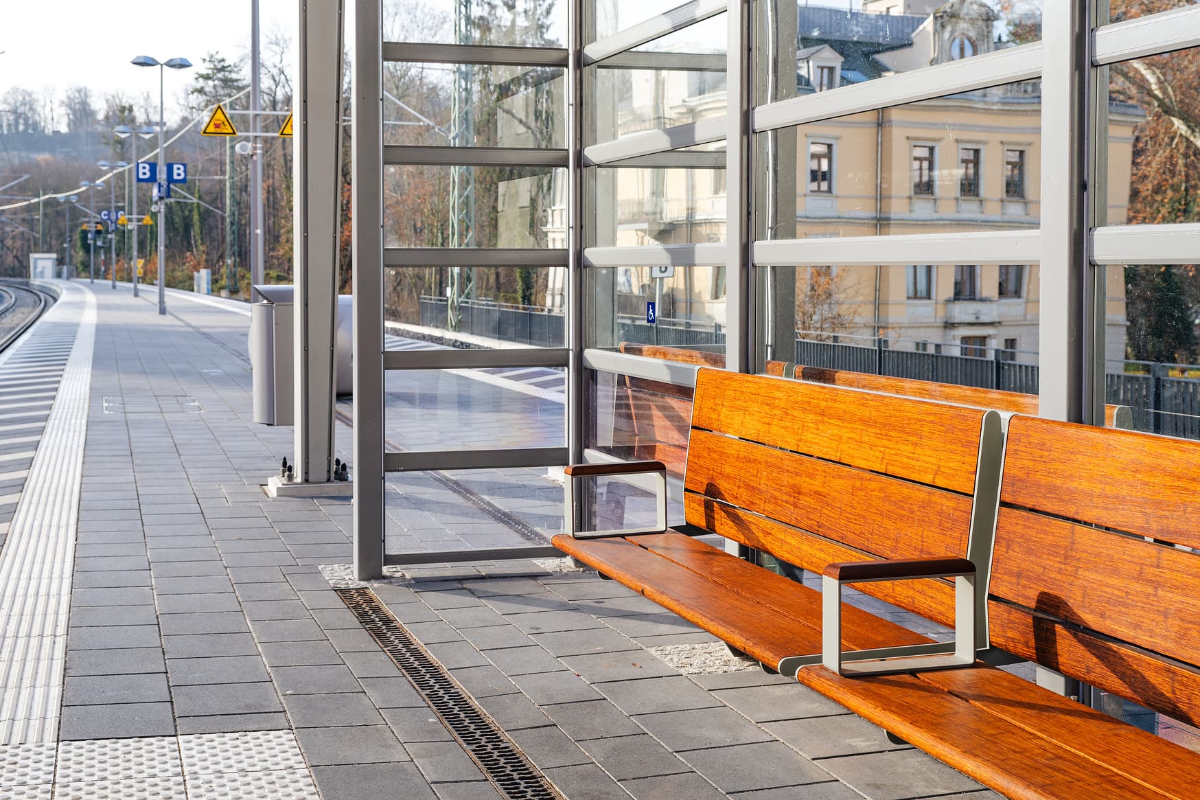 Holzbank in einem Wetterschutzhäuschen auf dem Bahnsteig Dresden-Plauen.