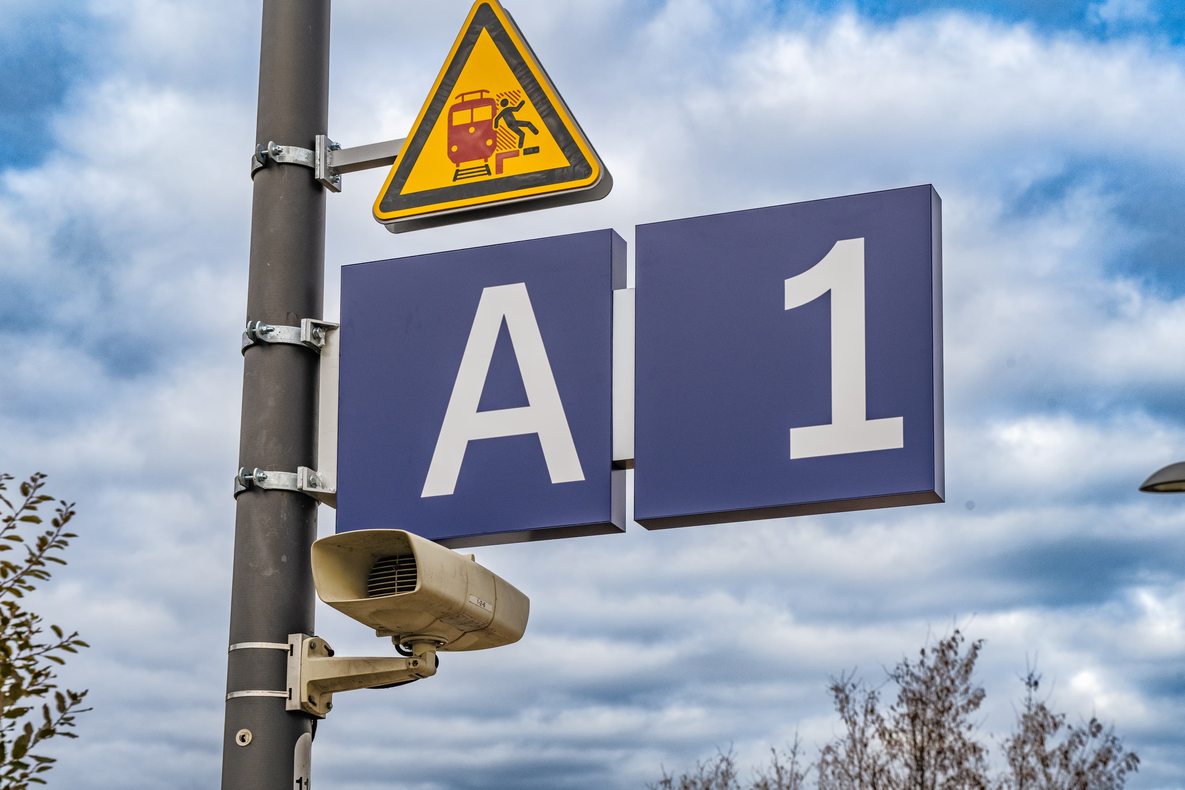 Bild der neuen Gleisabschnitsskennzeichnung. In dem Fall 1 für Bahnsteig 1 und A für Abschnitt A