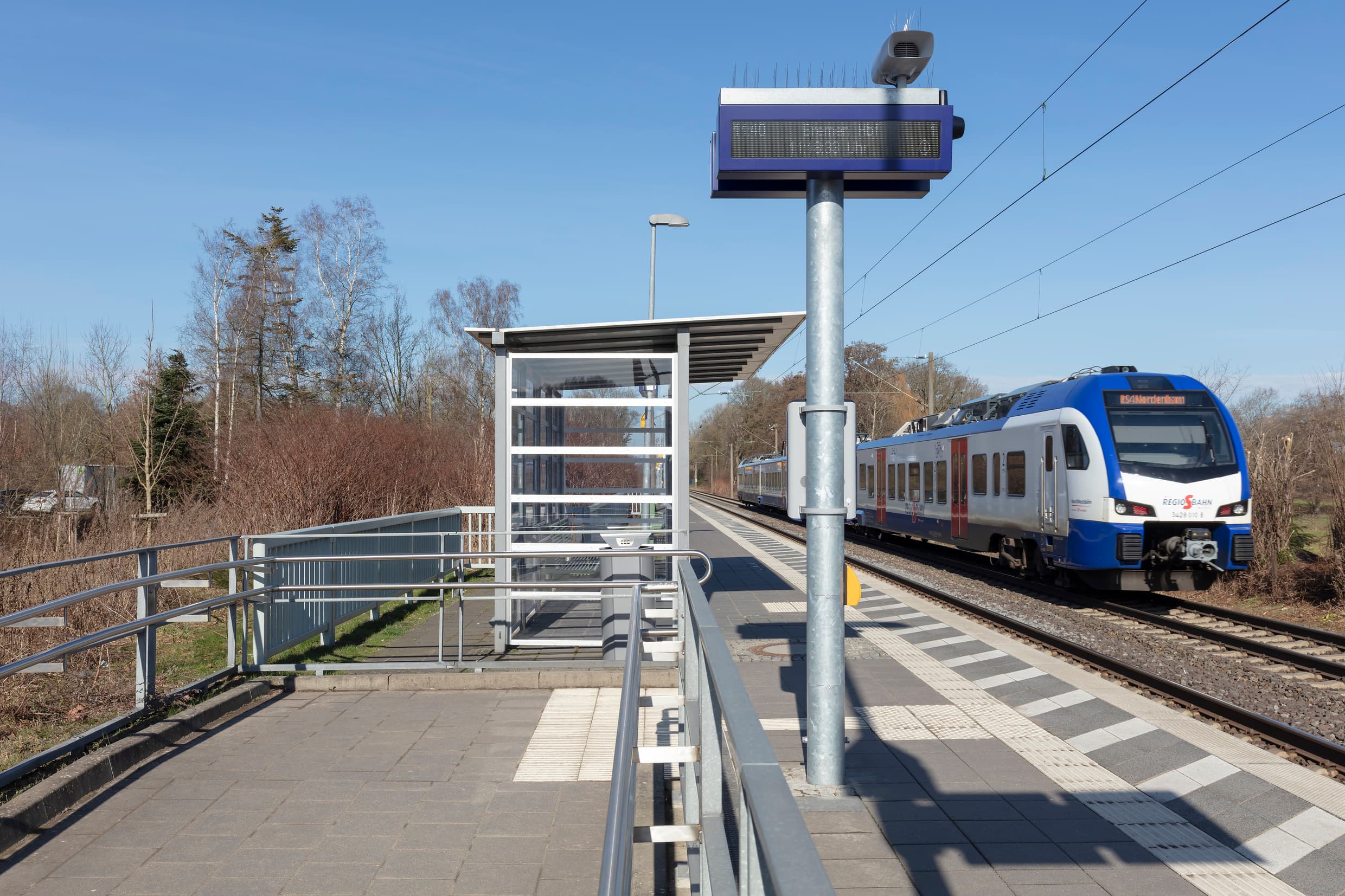 Der neue Zugzielanzeiger. Darunter der Anzeiger für die digitale Bauinformation.