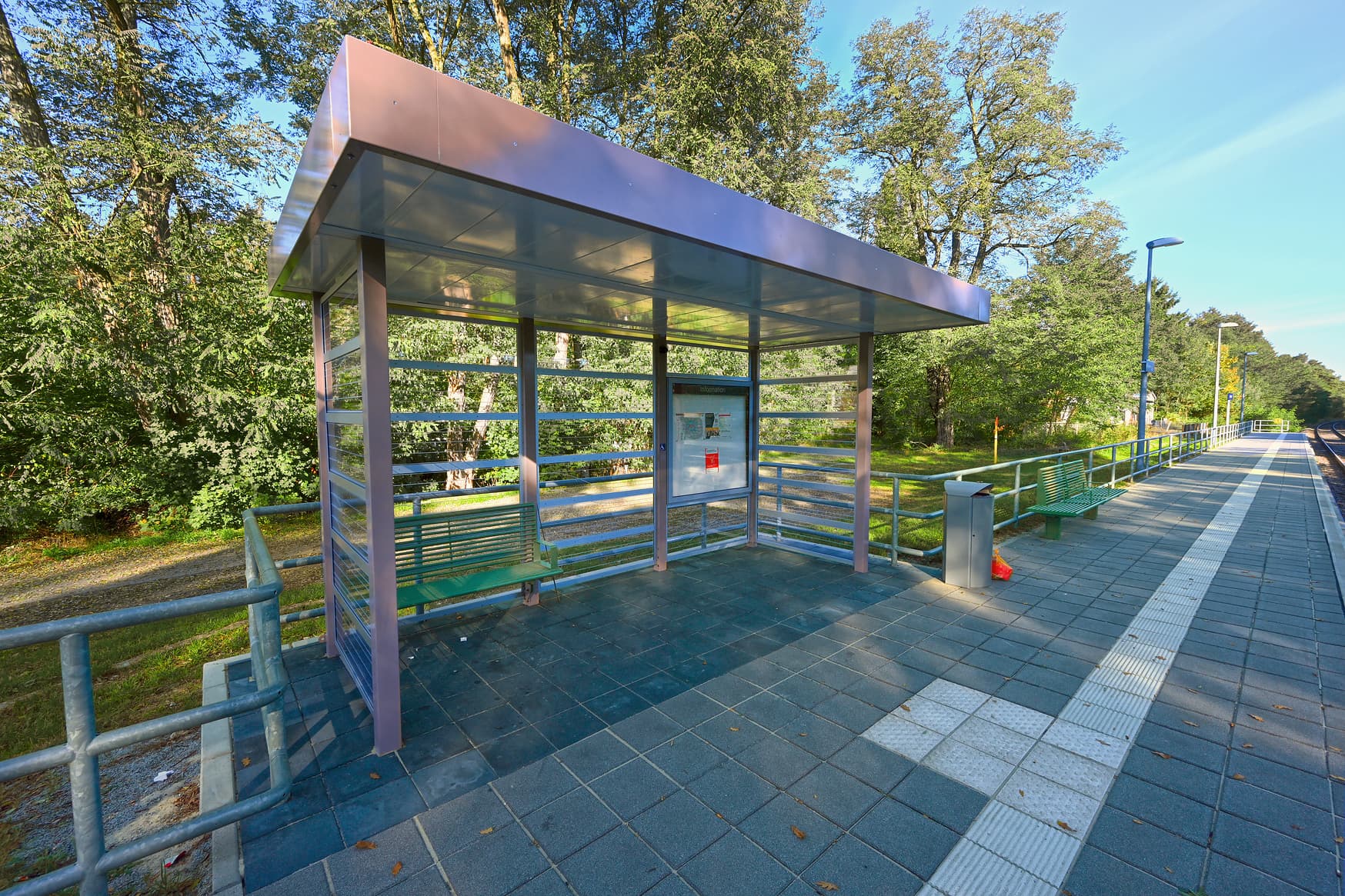 Wetterschutzhaus am Bahnsteig