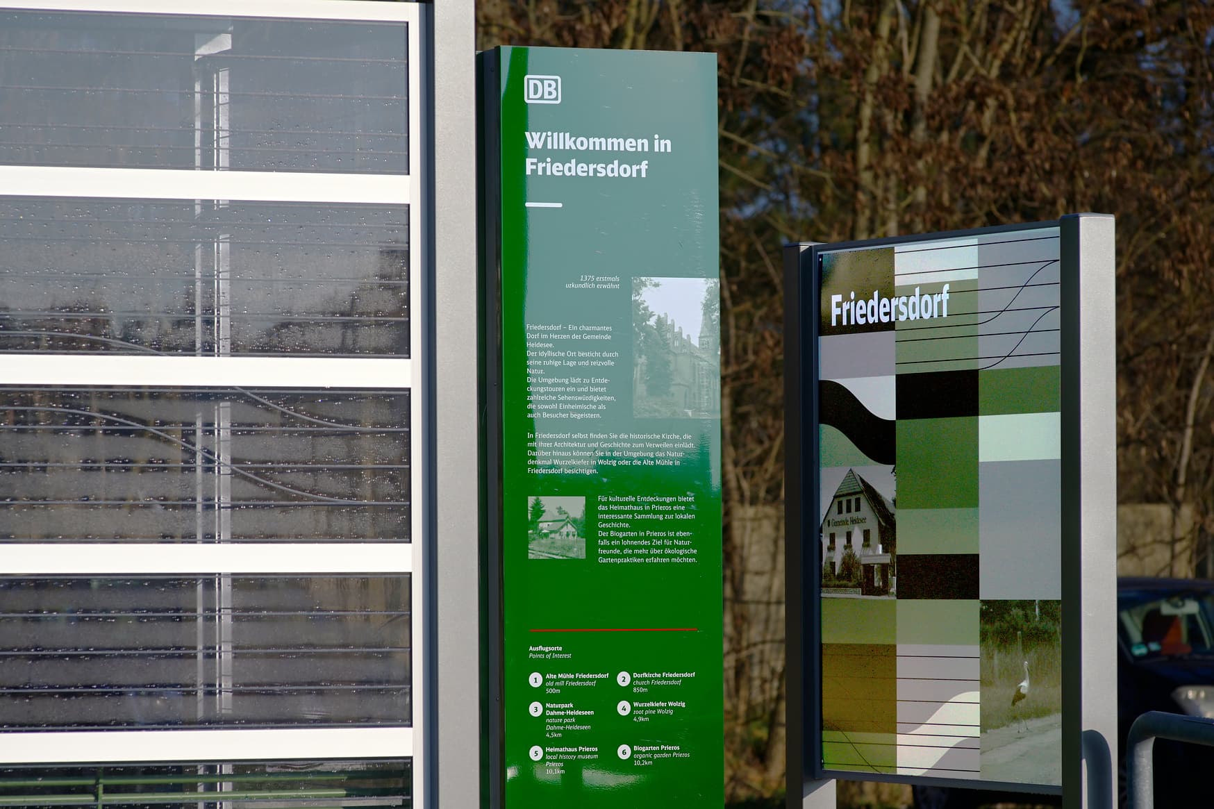 Die neue Umfeldstele am Bahnsteig.