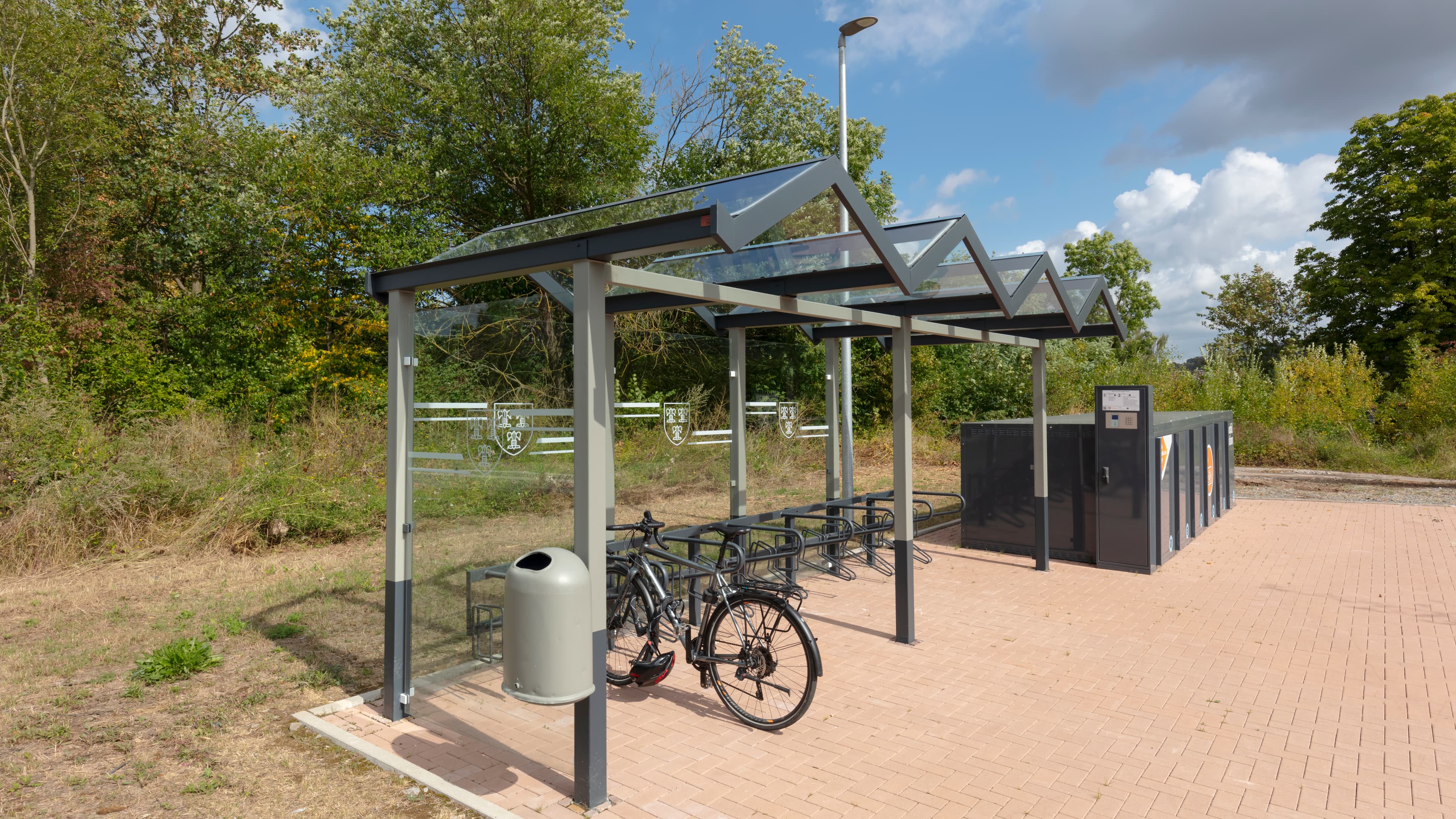 Fahrradboxen und ein Fahrradunterstand am Bahnhof.