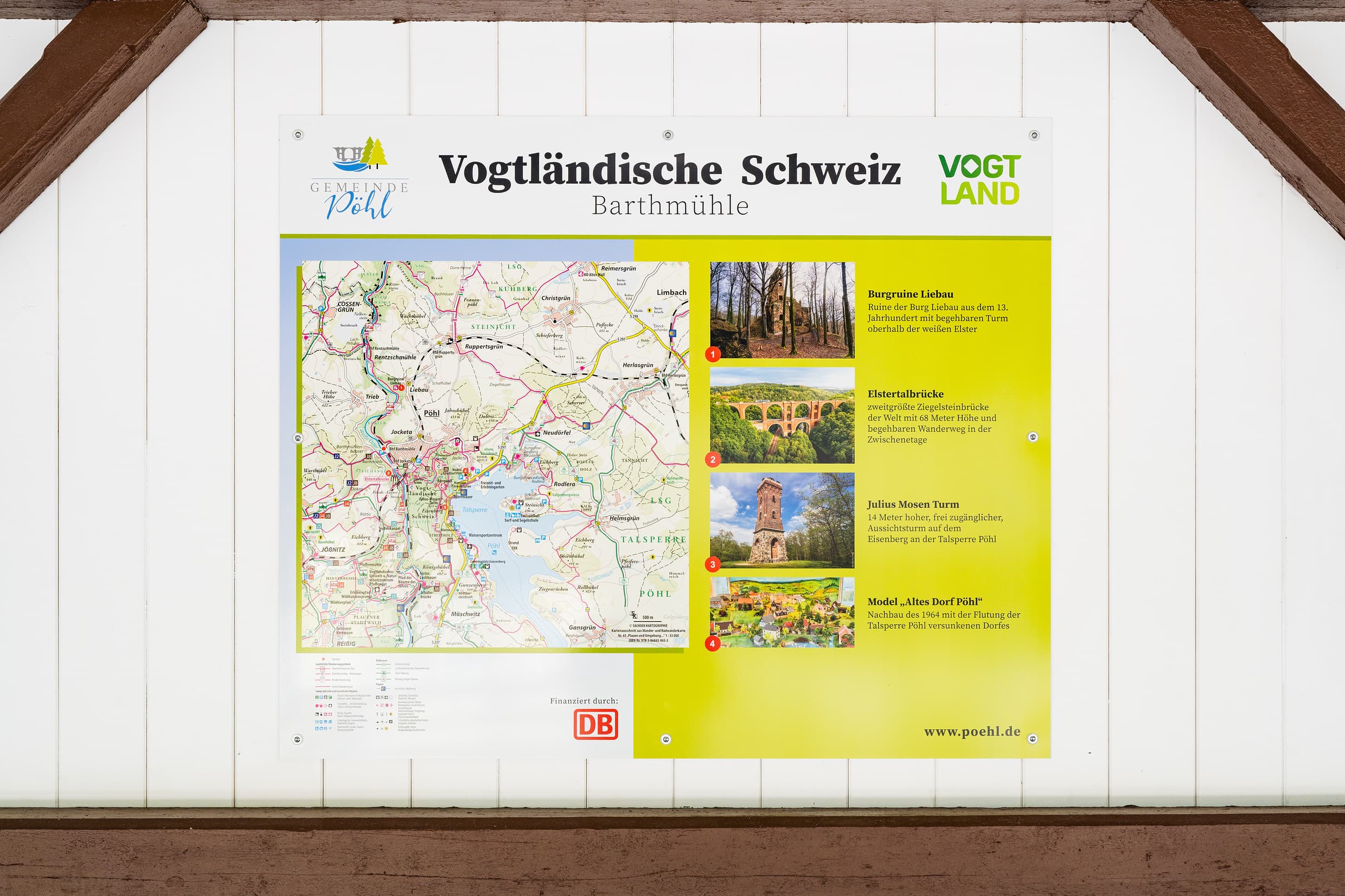 Wanderkarte im Wetterschutzhäuschen.