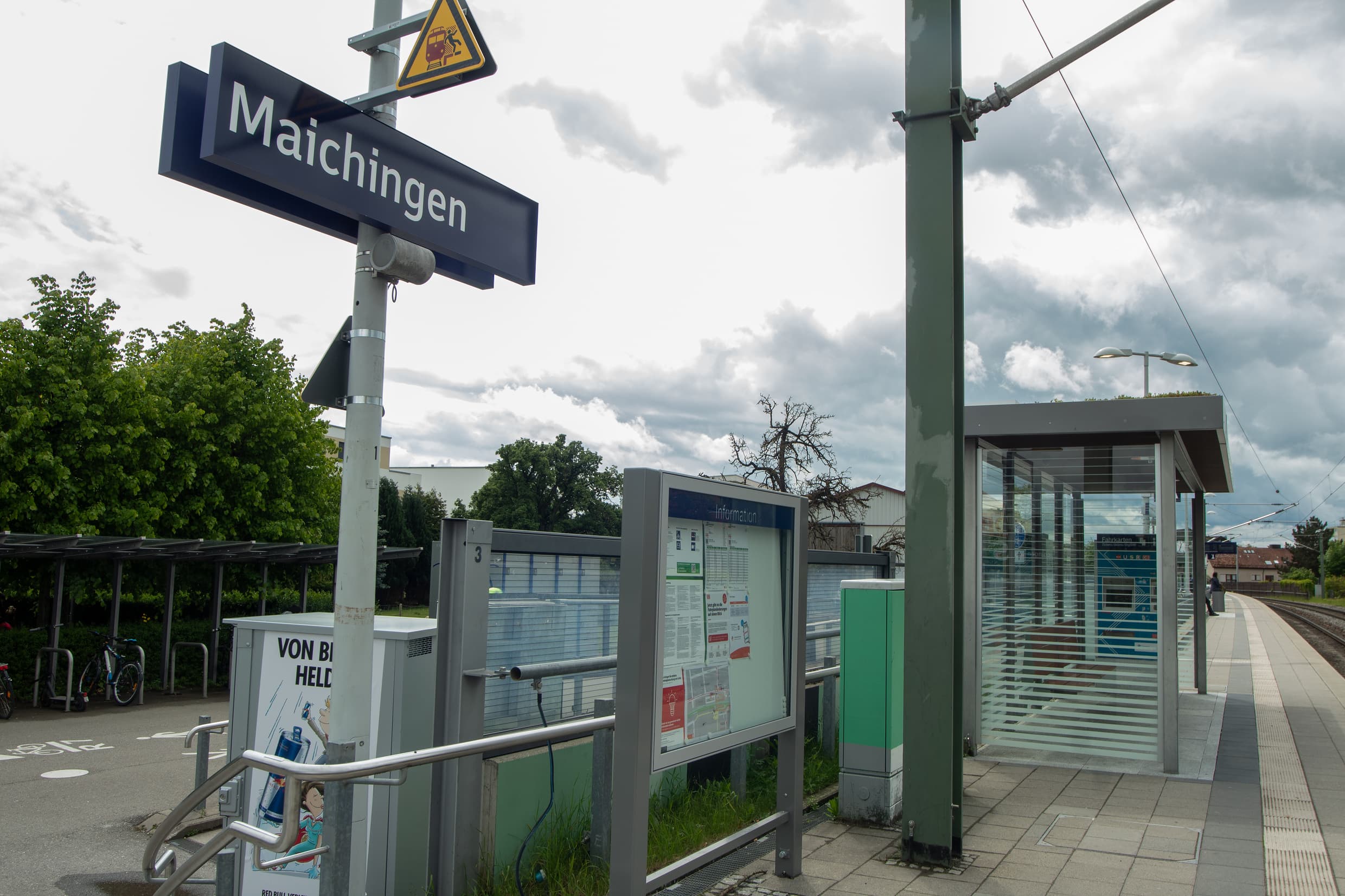 Wetterschutzhaus von außen und Vitrine davor.