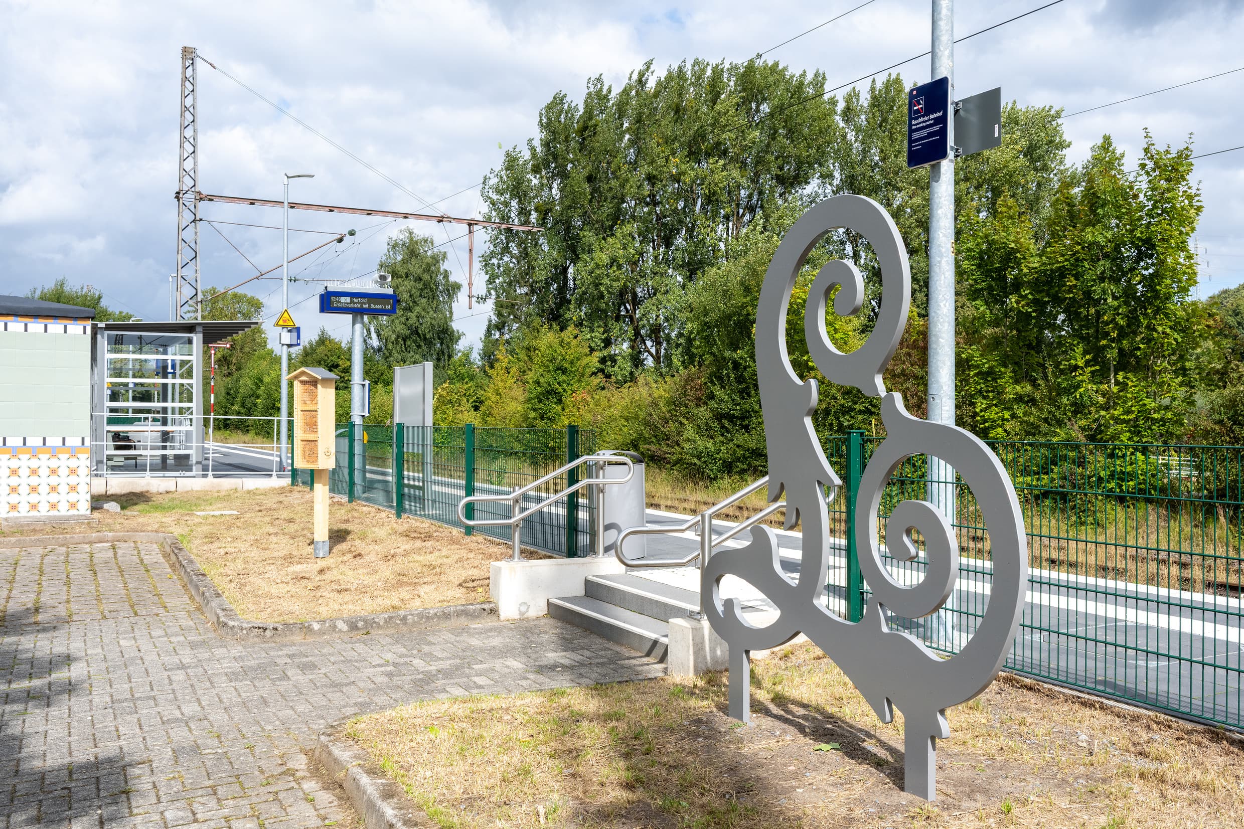 Der neu gestaltete Zugang zum Bahnsteig.