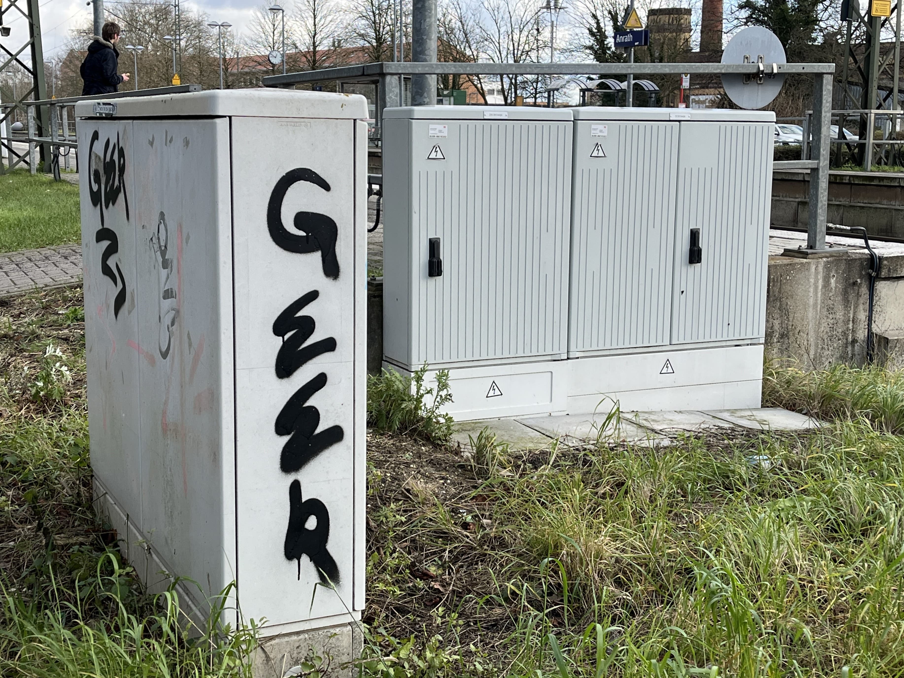 Stromkästen mit Graffiti besprüht.