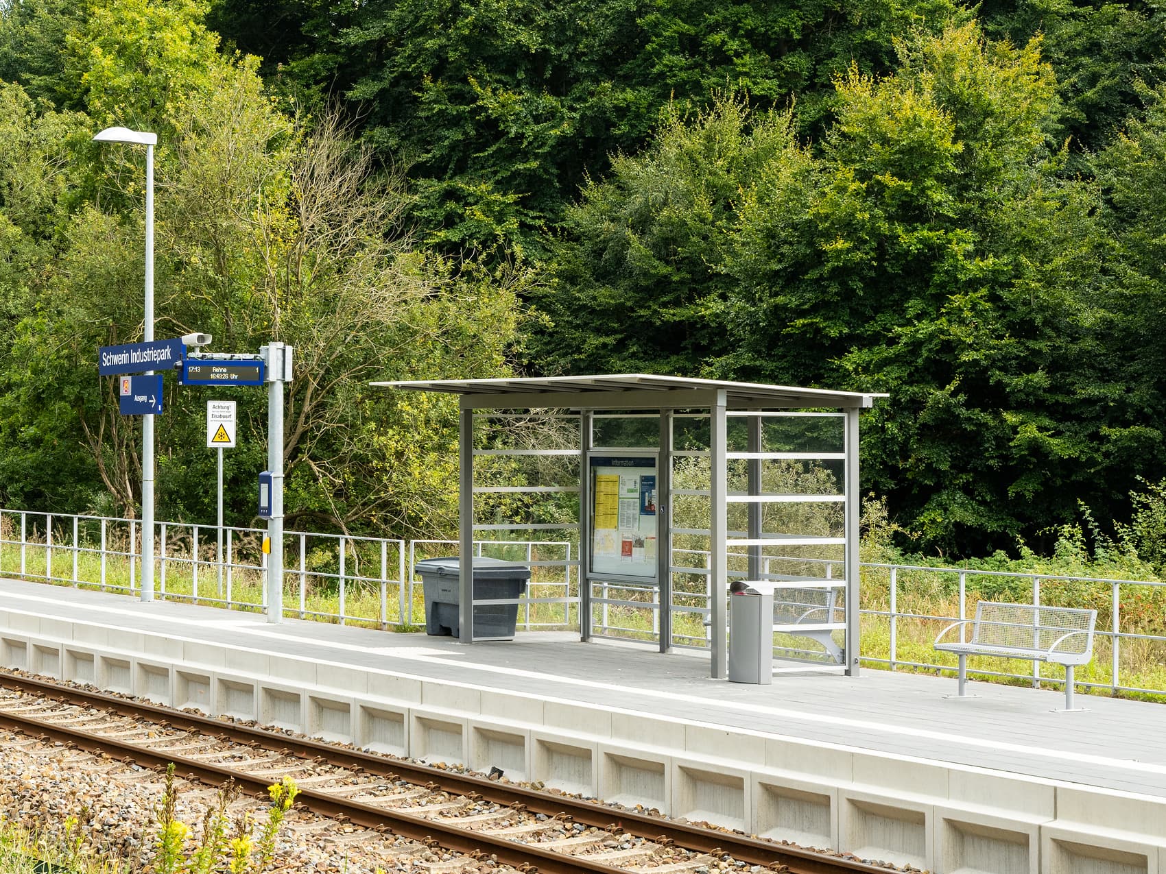 Zu sehen ist das neue Wartehaus am Bahnhof Schwerin Industriepark. Die Wände sind vollständig verglast.