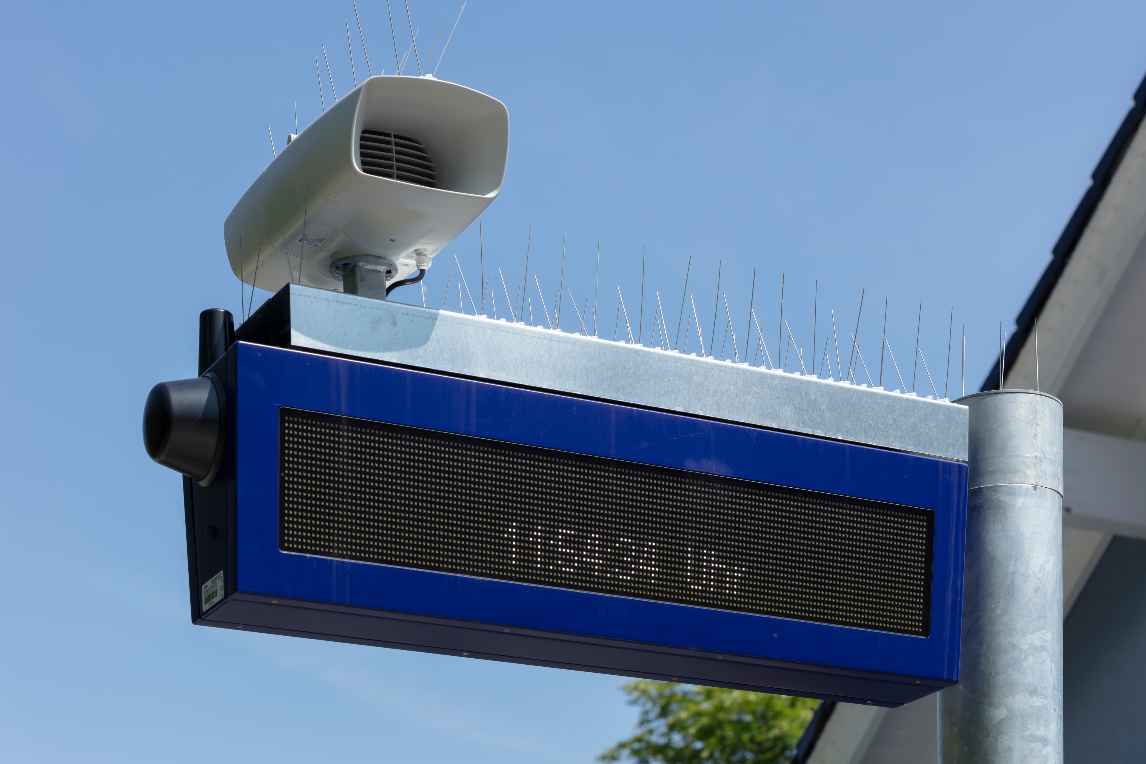 Durch den Austausch des alten dynamischen Schriftanzeigers gegen den modernen dynamischen Schriftanzeiger Plus (DSA+), können dem Reisenden mehr Züge dargestellt werden.