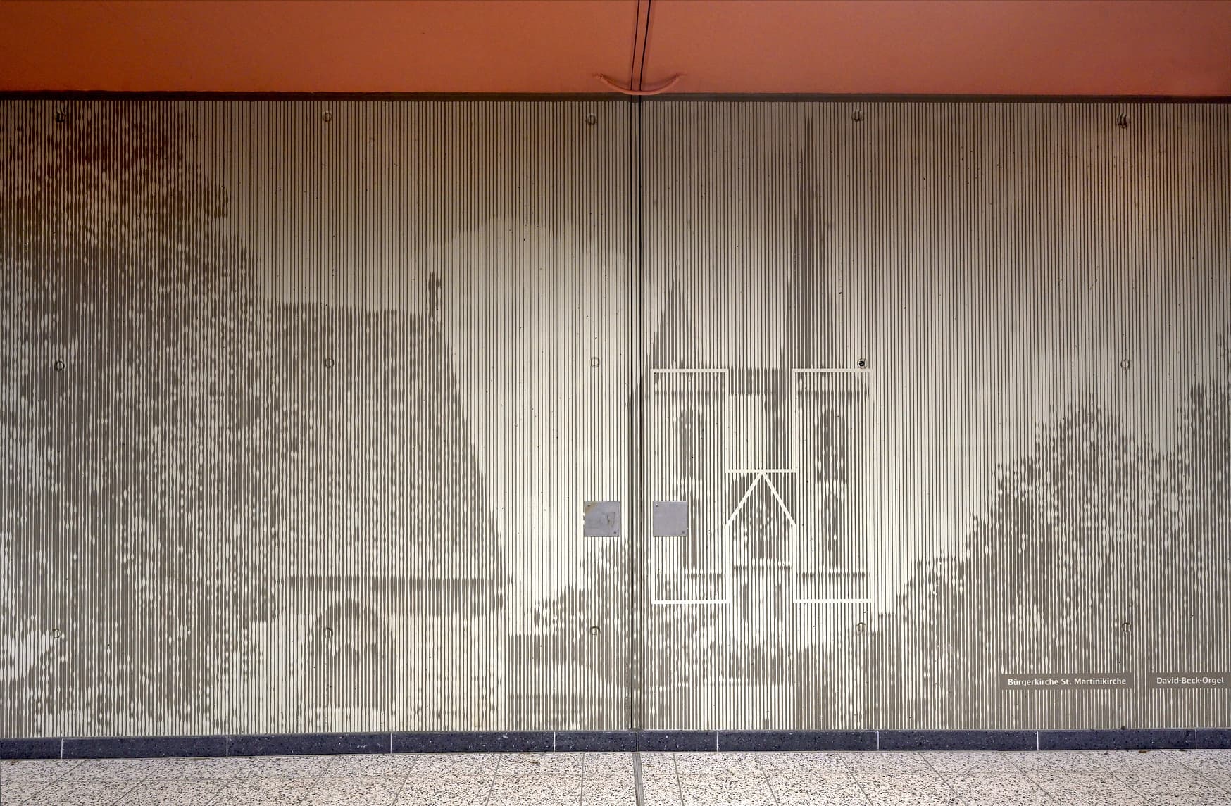 Detailansicht von der Lamellenwand mit lokalem Motiv der Kirche St.Martini.